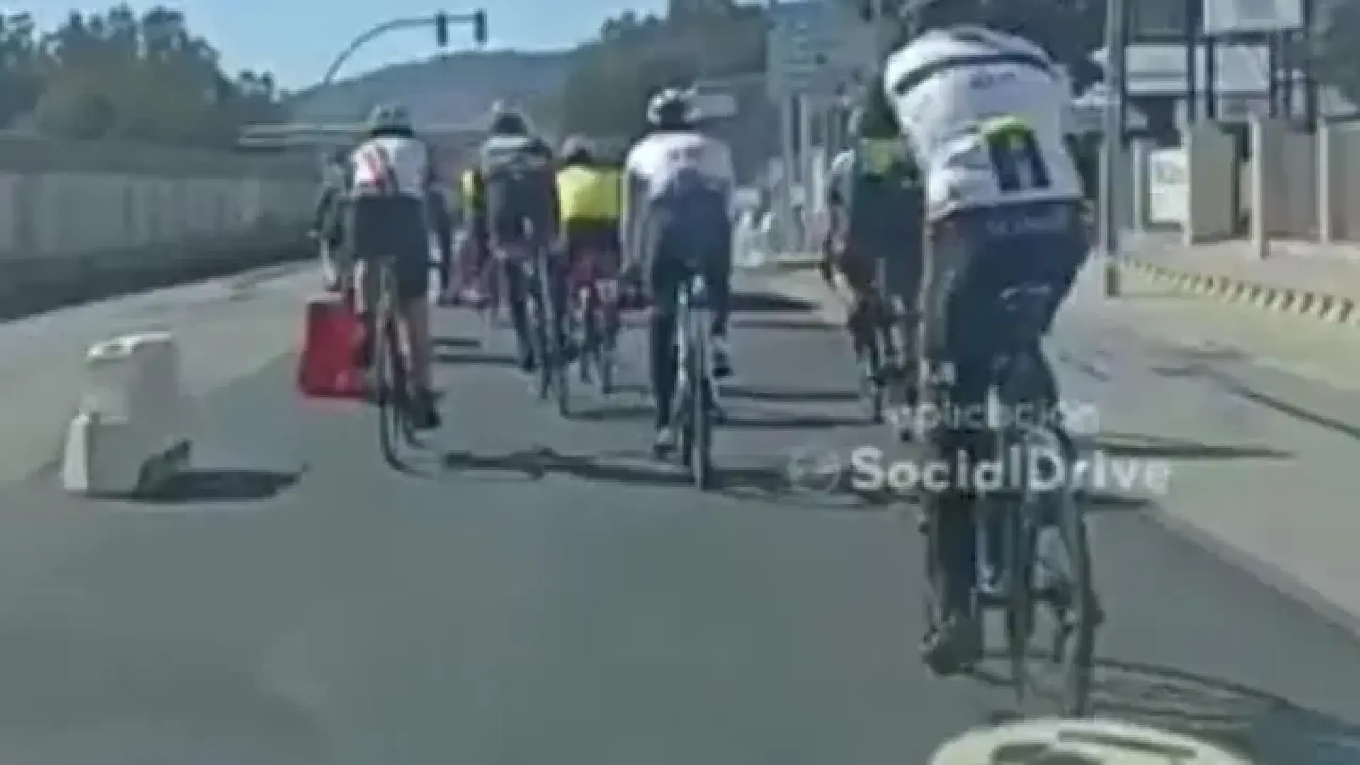 
         Impactante vídeo de varios ciclistas adelantando de forma imprudente a un turismo en Barcelona 
    