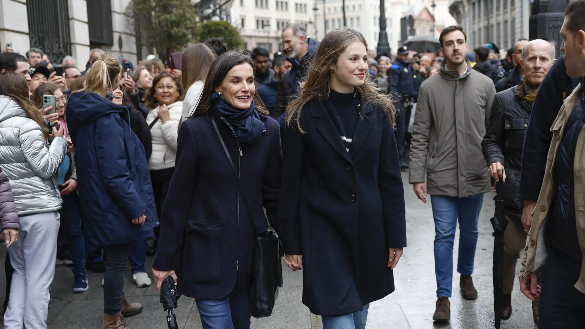 Los reyes y sus hijas sorprenden a todos los viandantes al aparecer por sorpresa en pleno centro de Madrid