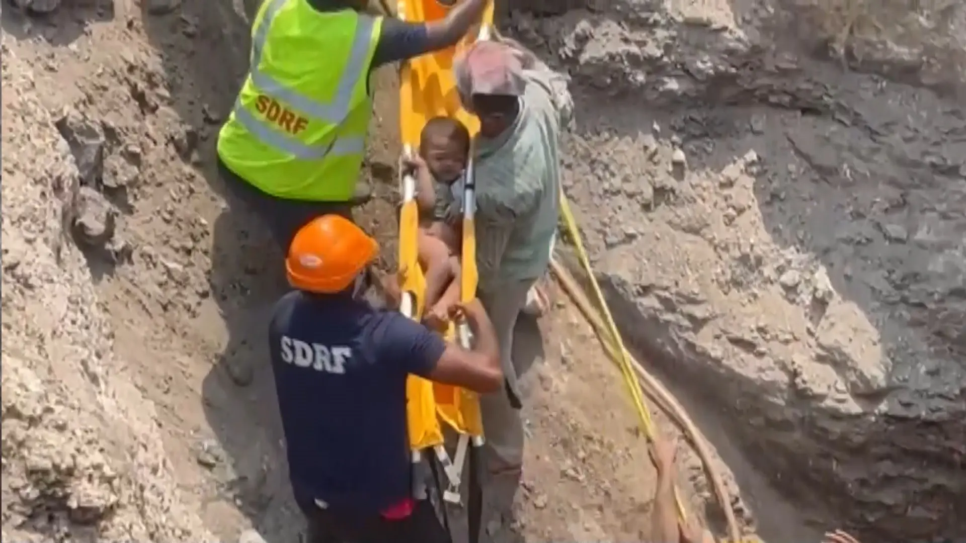 
         Rescatado con éxito un niño de dos años que cayó en un pozo en el sur de la India 
    