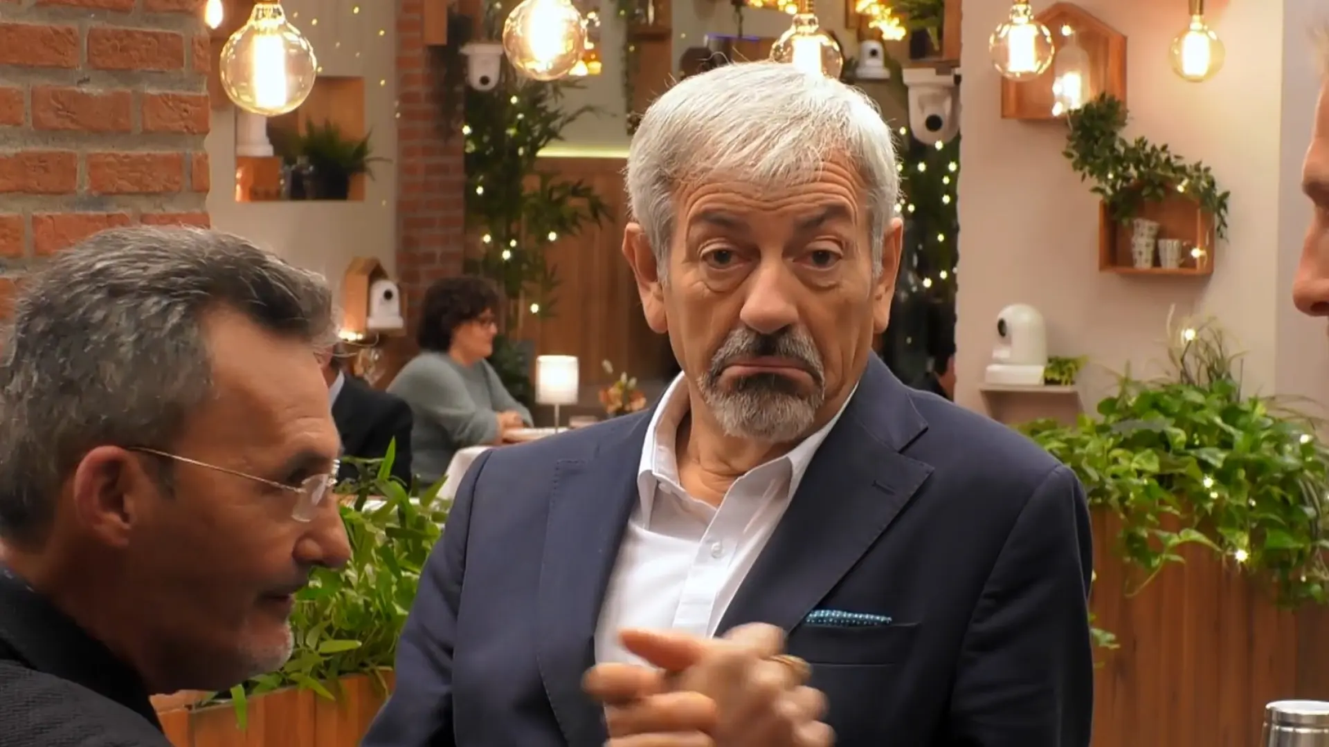 José Luis deja sin palabras a Carlos Sobera en 'First Dates' con su  catálogo de consoladores: "Son lo máximo del mundo"