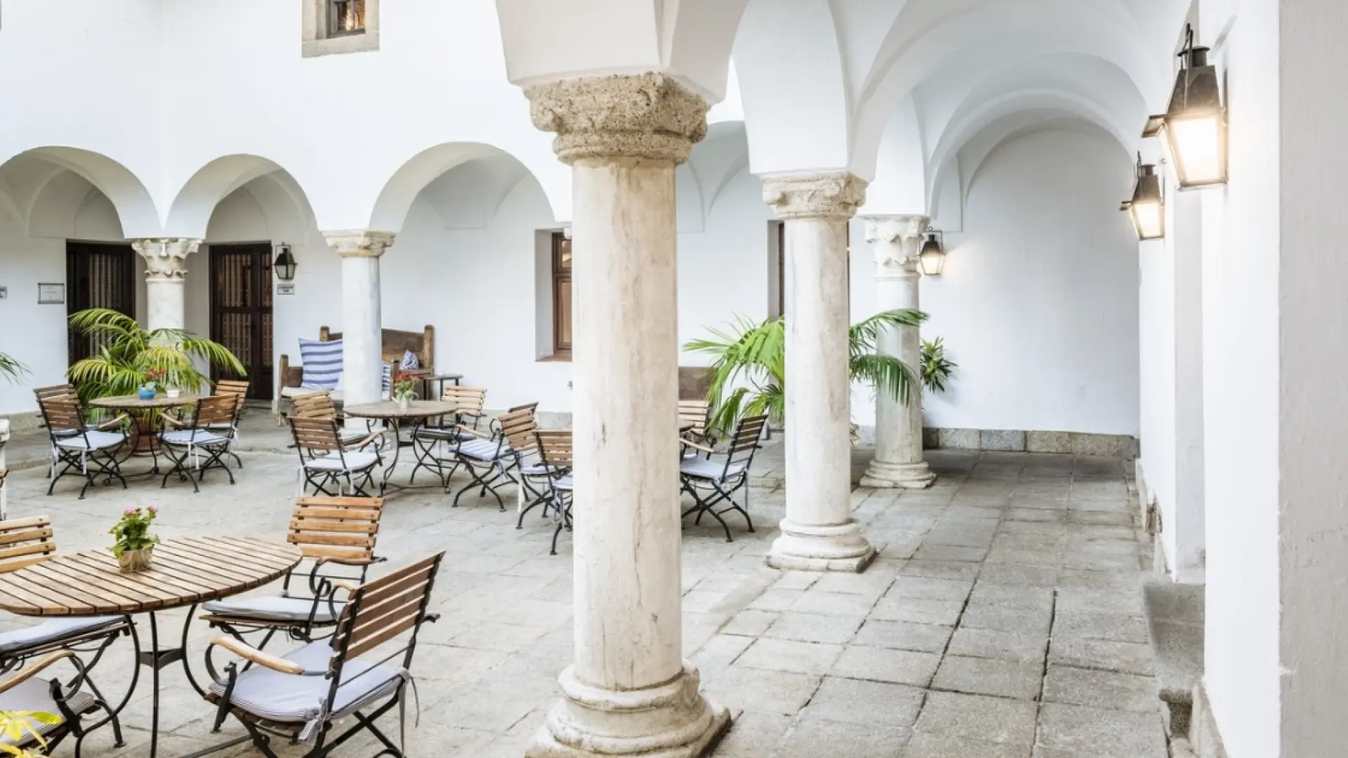 Paradores lanza su campaña de otoño: habitaciones desde 80 euros y descuentos del 15% en desayunos