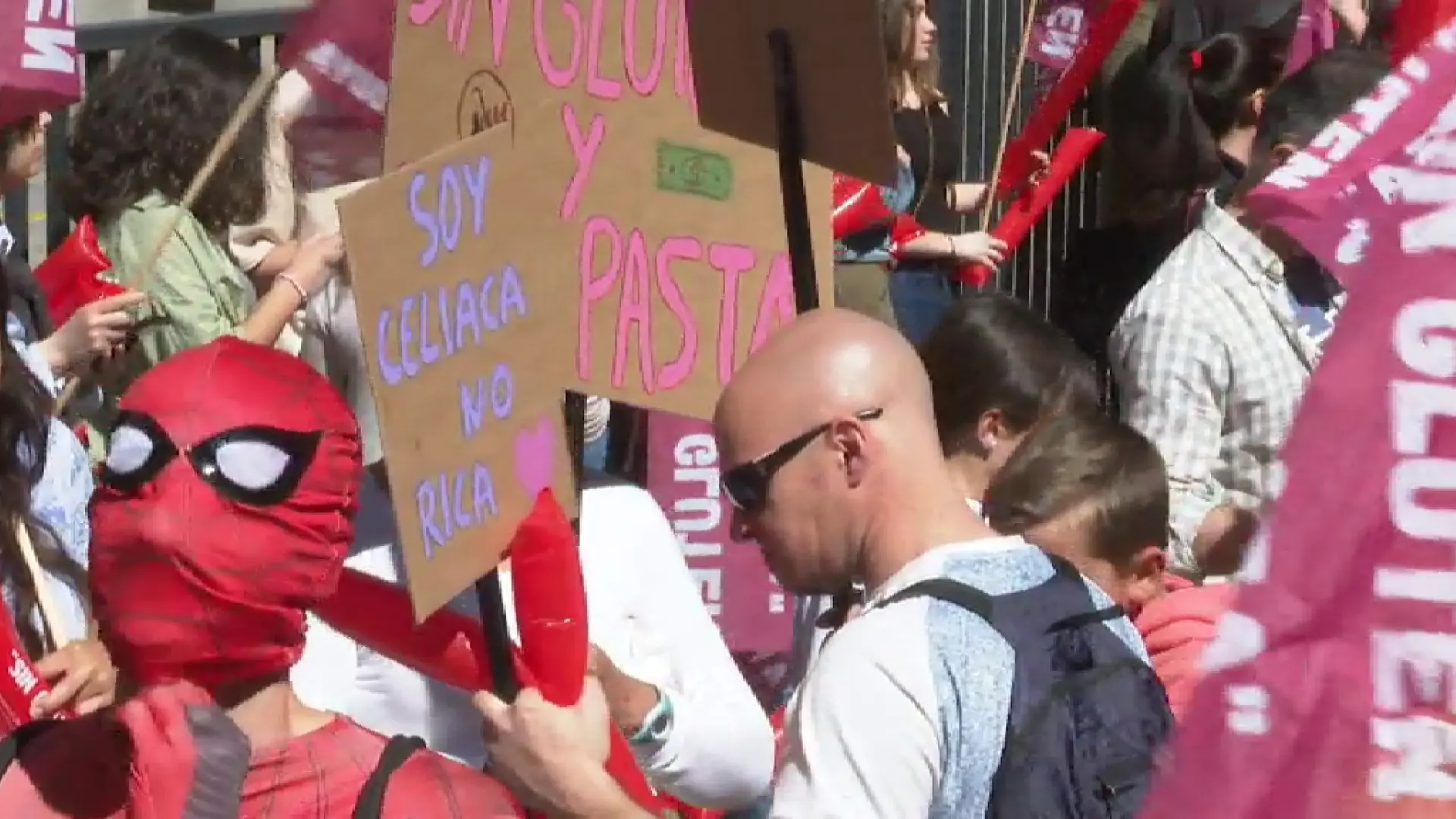 El colectivo celíaco protesta en las calles de Madrid para pedir ayudas y que se baje el precio de los productos sin gluten thumbnail