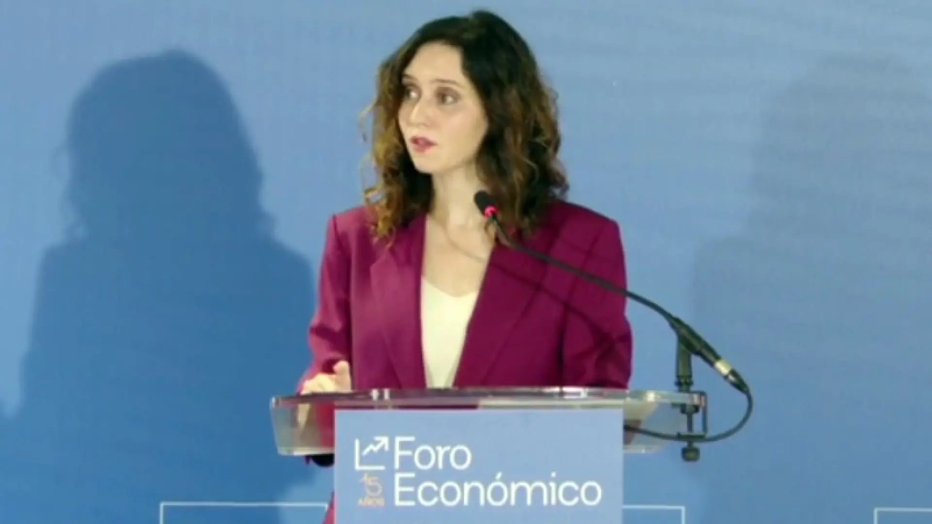Ayuso rechaza reunirse con Sánchez en Moncloa por haberla "difamado" y por su pacto fiscal con los independentistas thumbnail