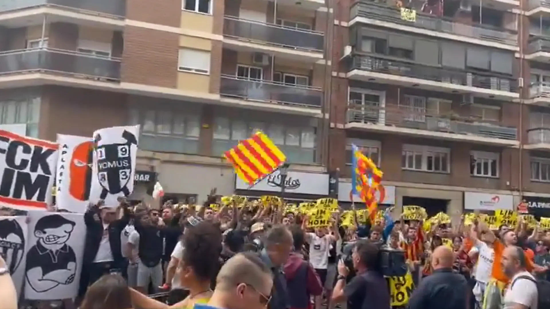 Miles de aficionados del Valencia protestan contra Lim en los alrededores de Mestalla: "¡Salvemos nuestro club!"