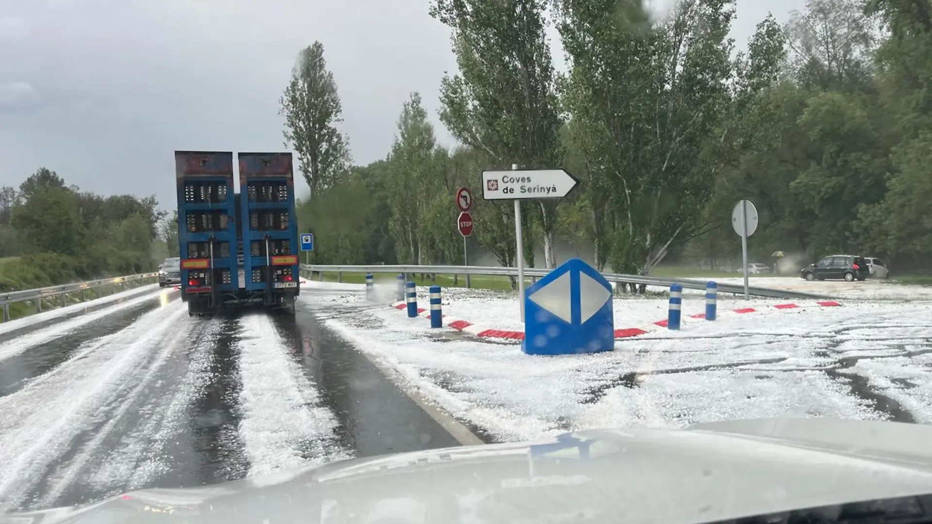 Una fuerte granizada impacta en Girona dejando carreteras teñidas de blanco