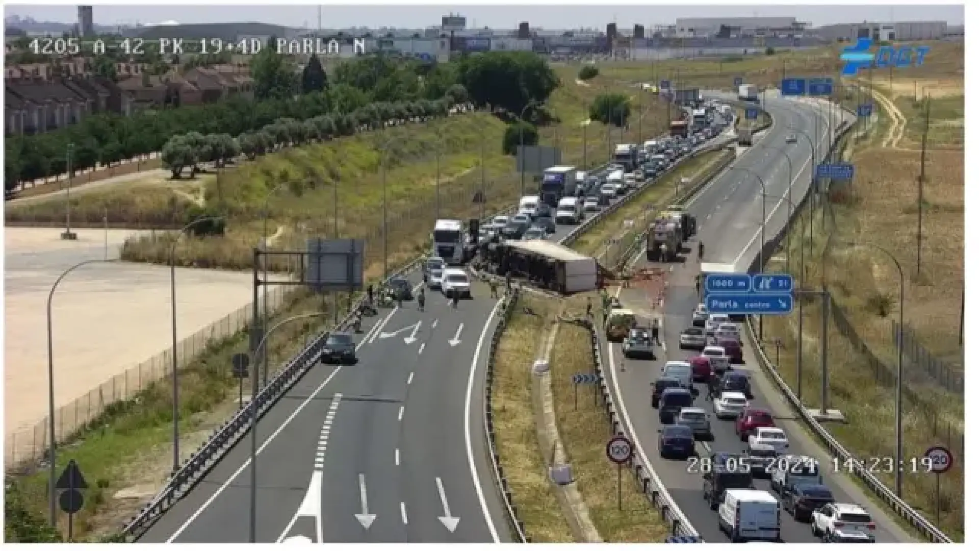 Un camión vuelca en la A-42 y provoca más de tres kilómetros de retenciones en ambos sentidos de la vía thumbnail