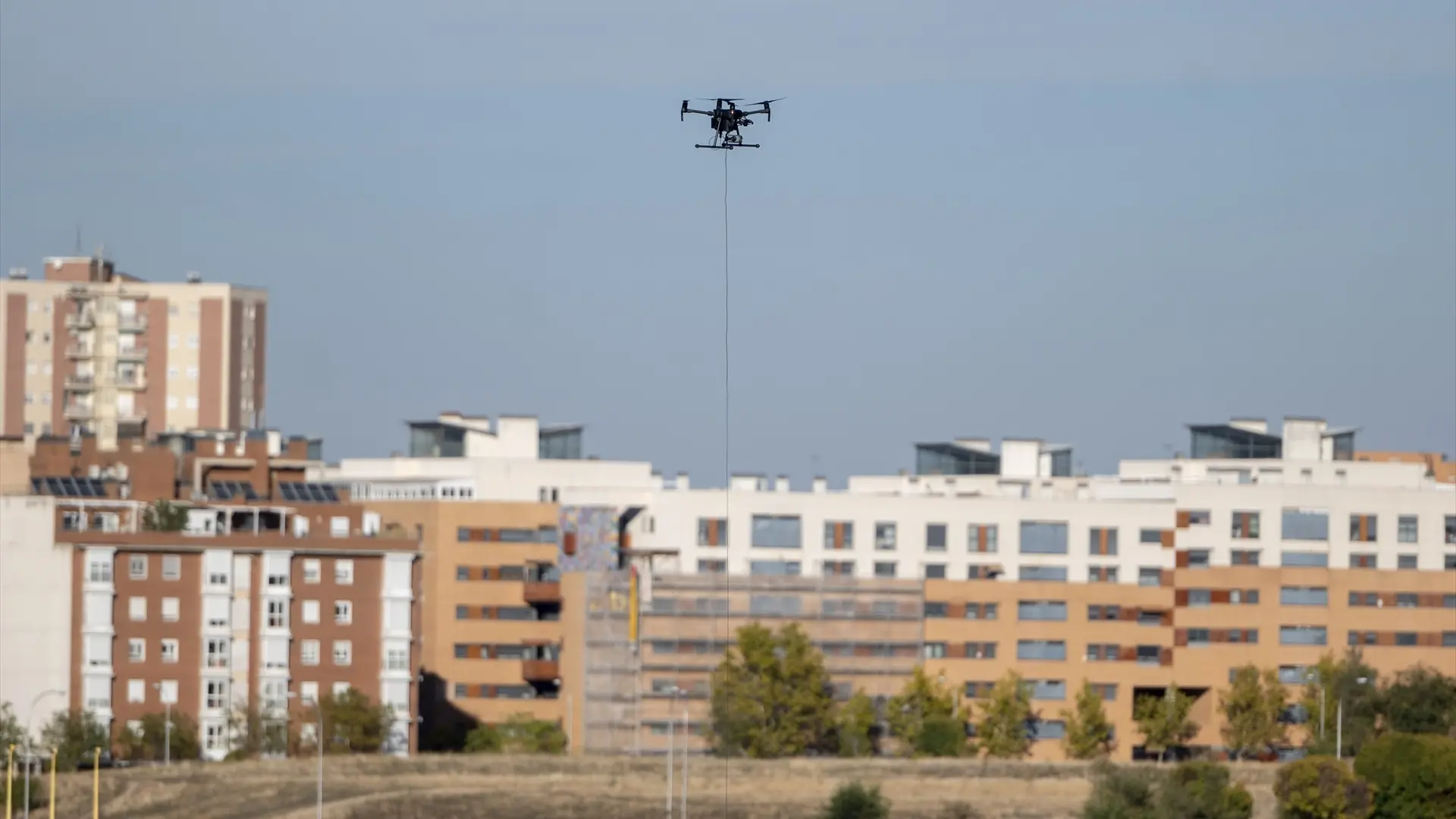 El transporte con drones de personas y mercancías en Madrid fija su código de circulación con vertipuertos y agentes con IA