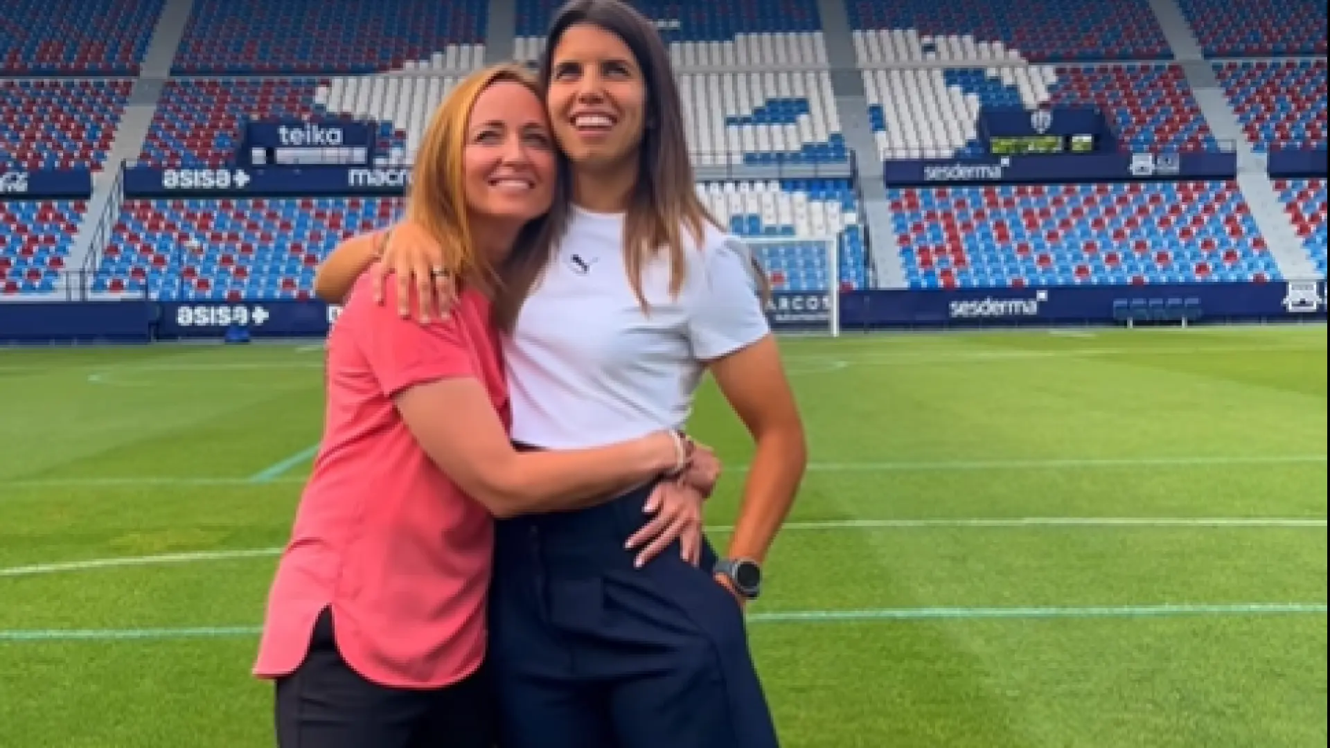 La espectacular pedida de mano de Alba Redondo a su pareja en el estadio del Levante