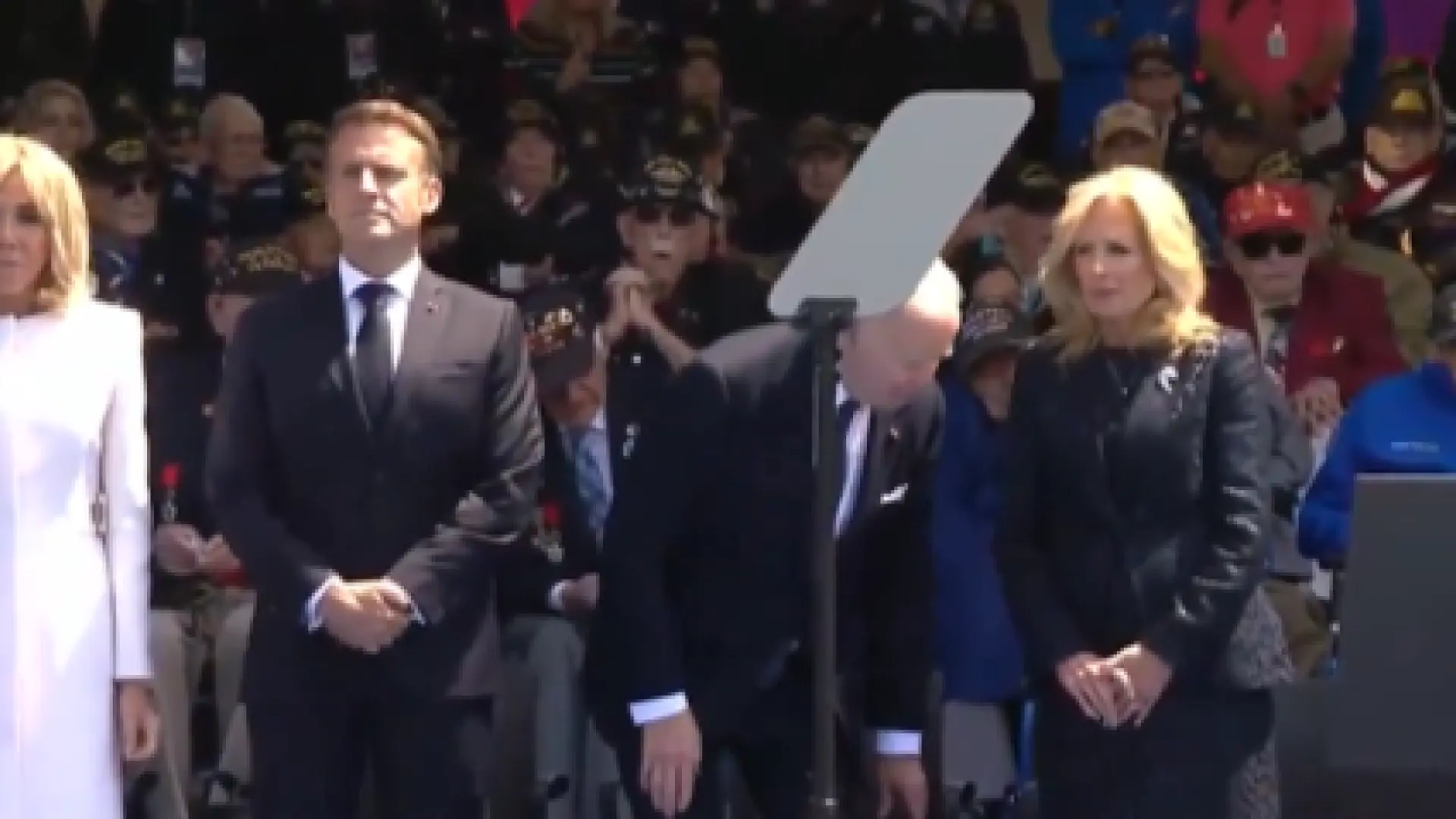 Joe Biden sufre un nuevo despiste en público: intenta sentarse en una silla... inexistente