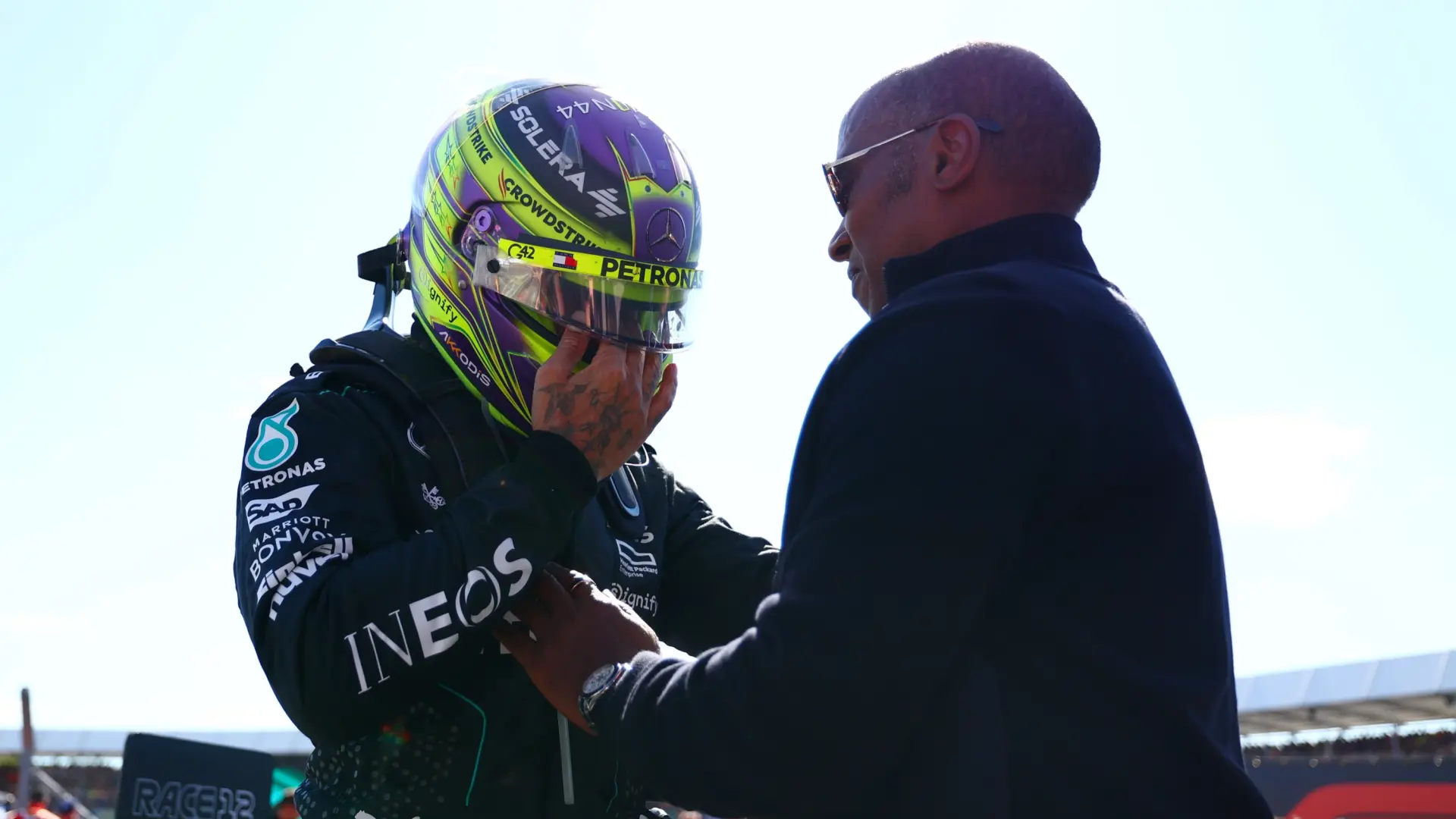 Lágrimas y abrazos con sus padres: así fue la emotiva celebración de Lewis Hamilton tras ganar en Silverstone