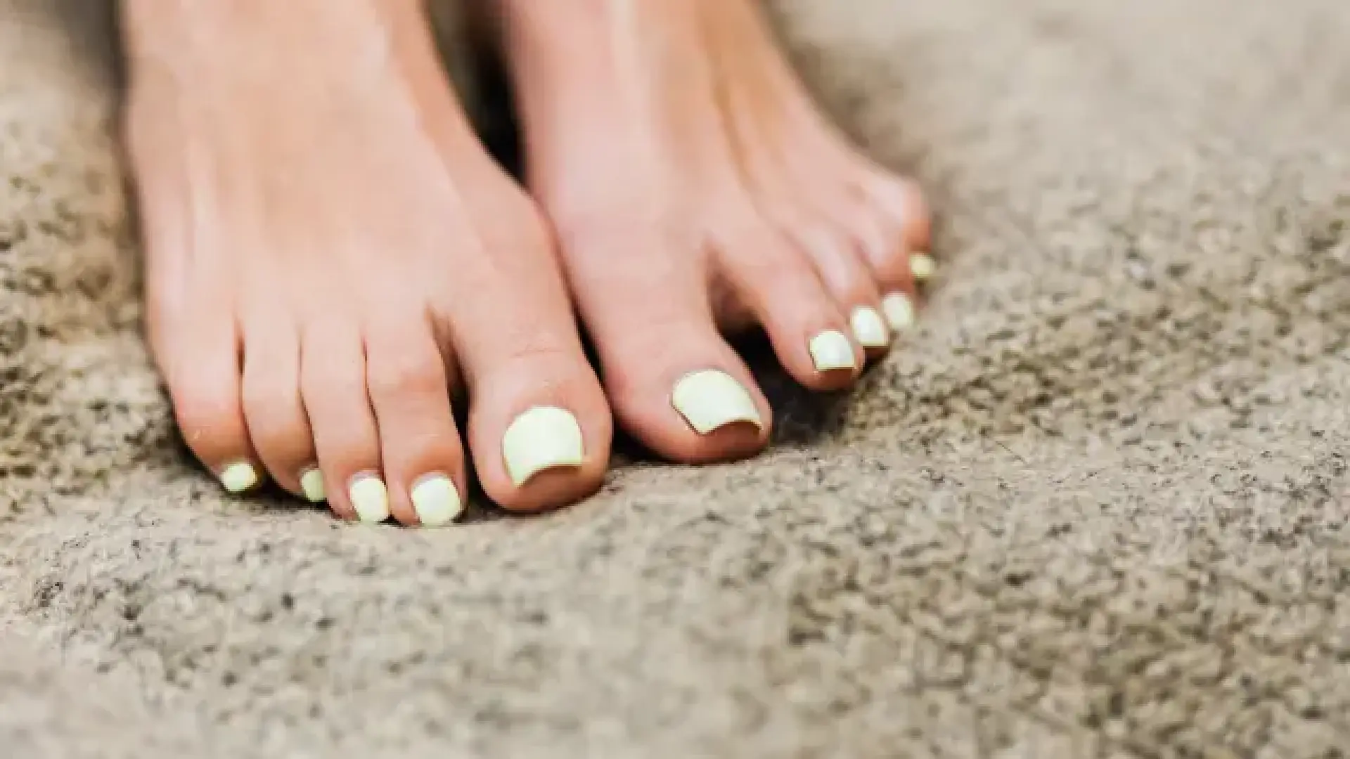 El podólogo Manuel Vidal avisa sobre pintarse las uñas de los pies: "Mucho cuidado"