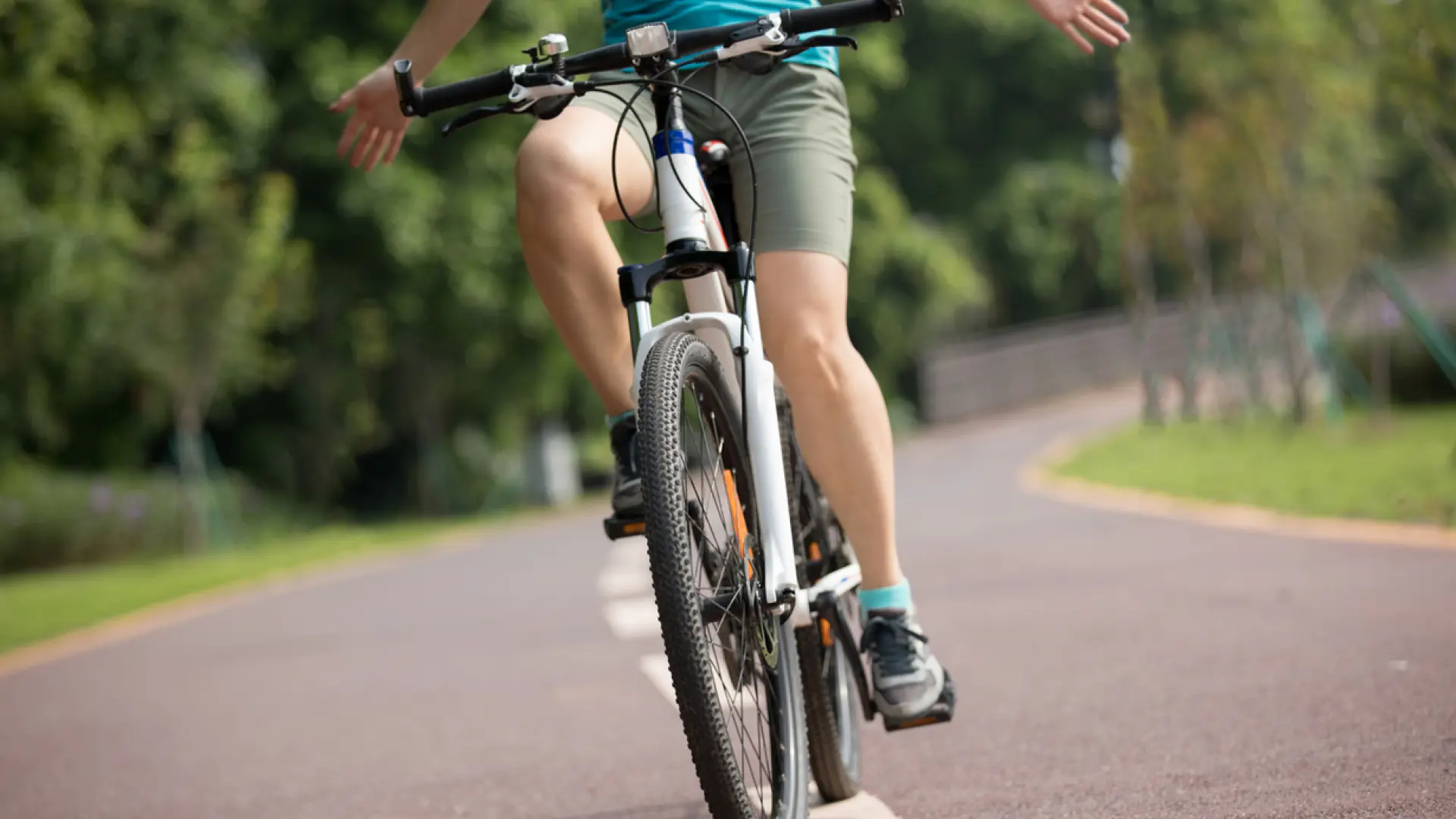 ¿Te pueden multar por circular en bici sin las manos en el manillar? La DGT responde