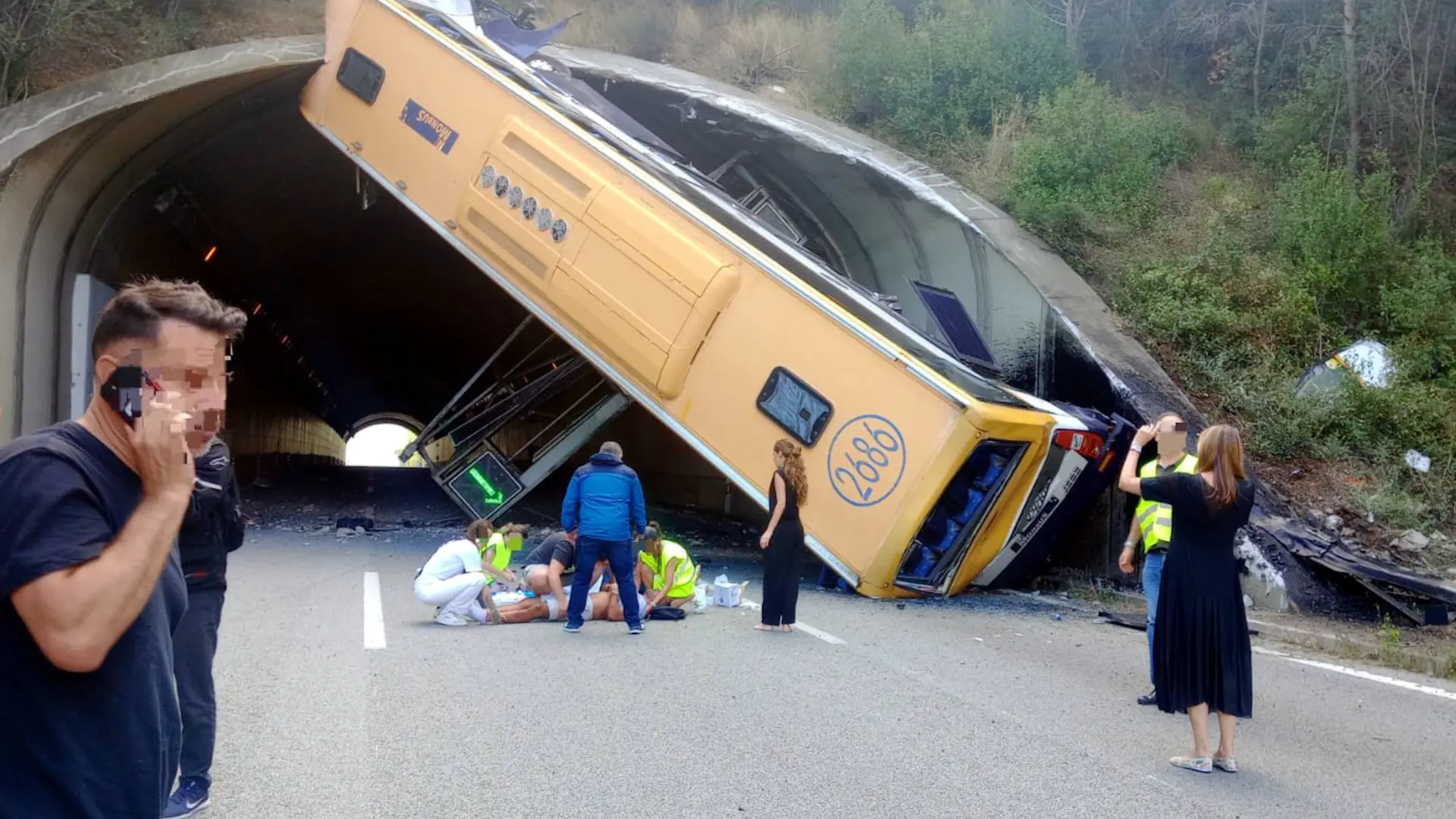Tres heridos graves en el accidente de un autobús en Barcelona con una