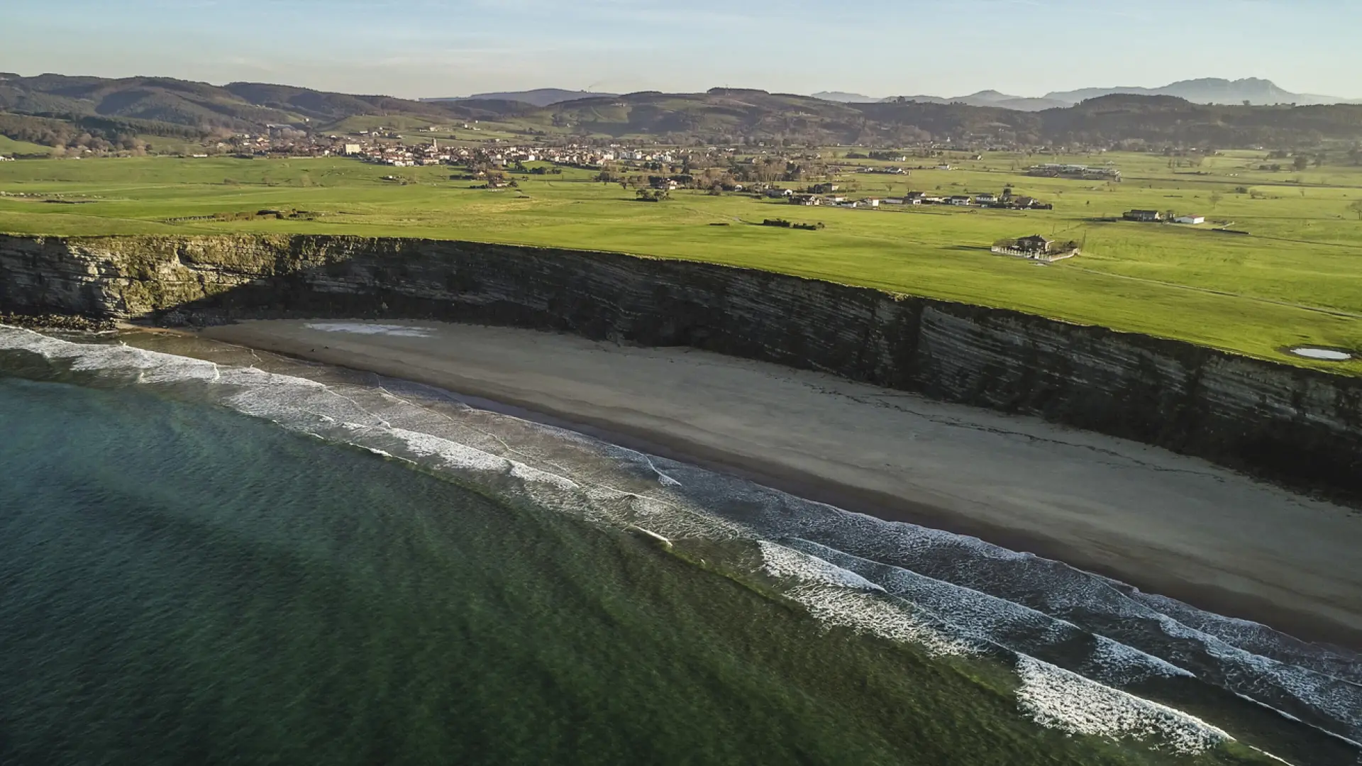 La playa más bonita de Cantabria, según la IA: rodeada de acantilados y con unas vistas panorámicas increíbles