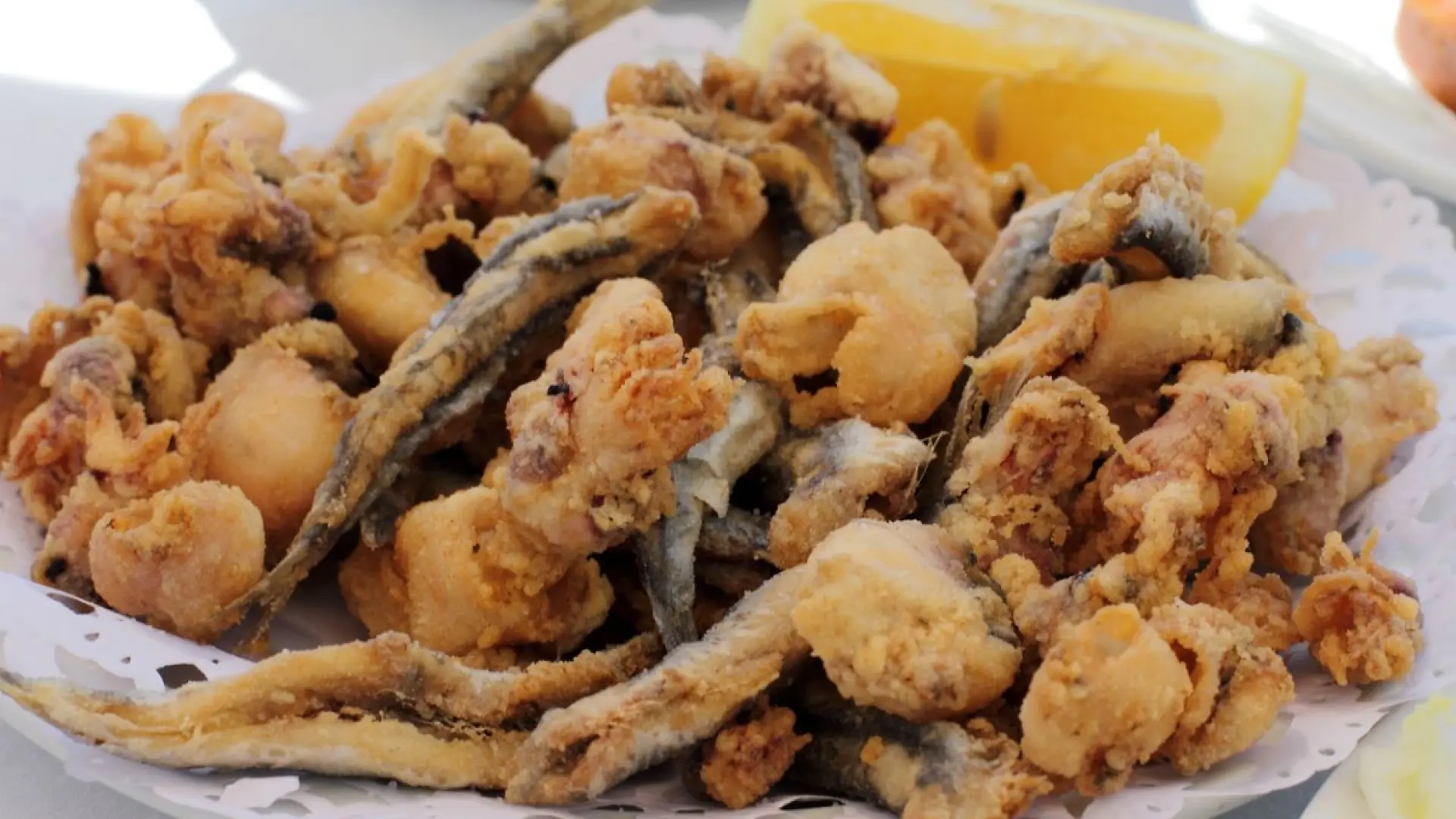 Ni huevo ni pan rallado: el sencillo truco de los andaluces para freír el pescado mejor que nadie