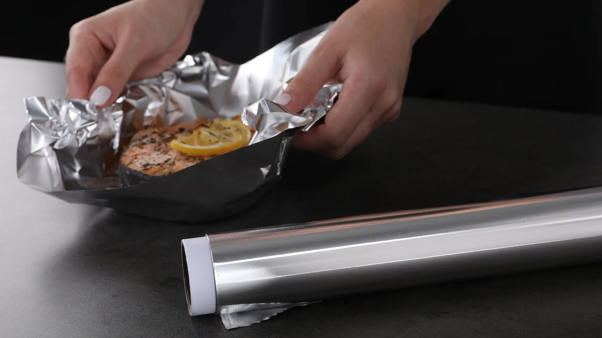 Una ingeniera de alimentos aclara si es malo utilizar papel de aluminio en la cocina: "El veneno está en la dosis"