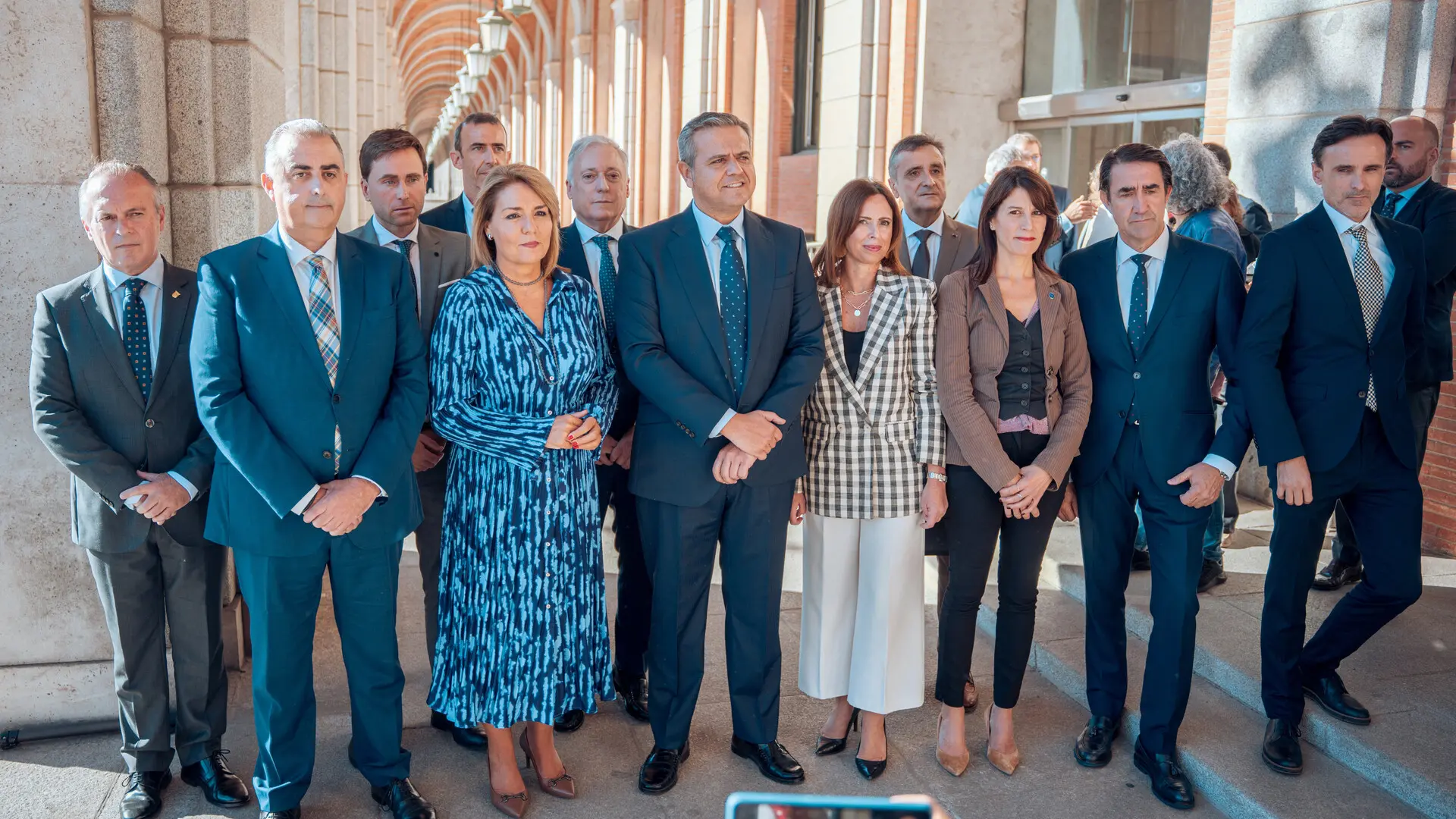 
         Las comunidades del PP cargan en el Senado contra la ley de vivienda y los "chantajes" del Gobierno y piden reunirse con la ministra 
    