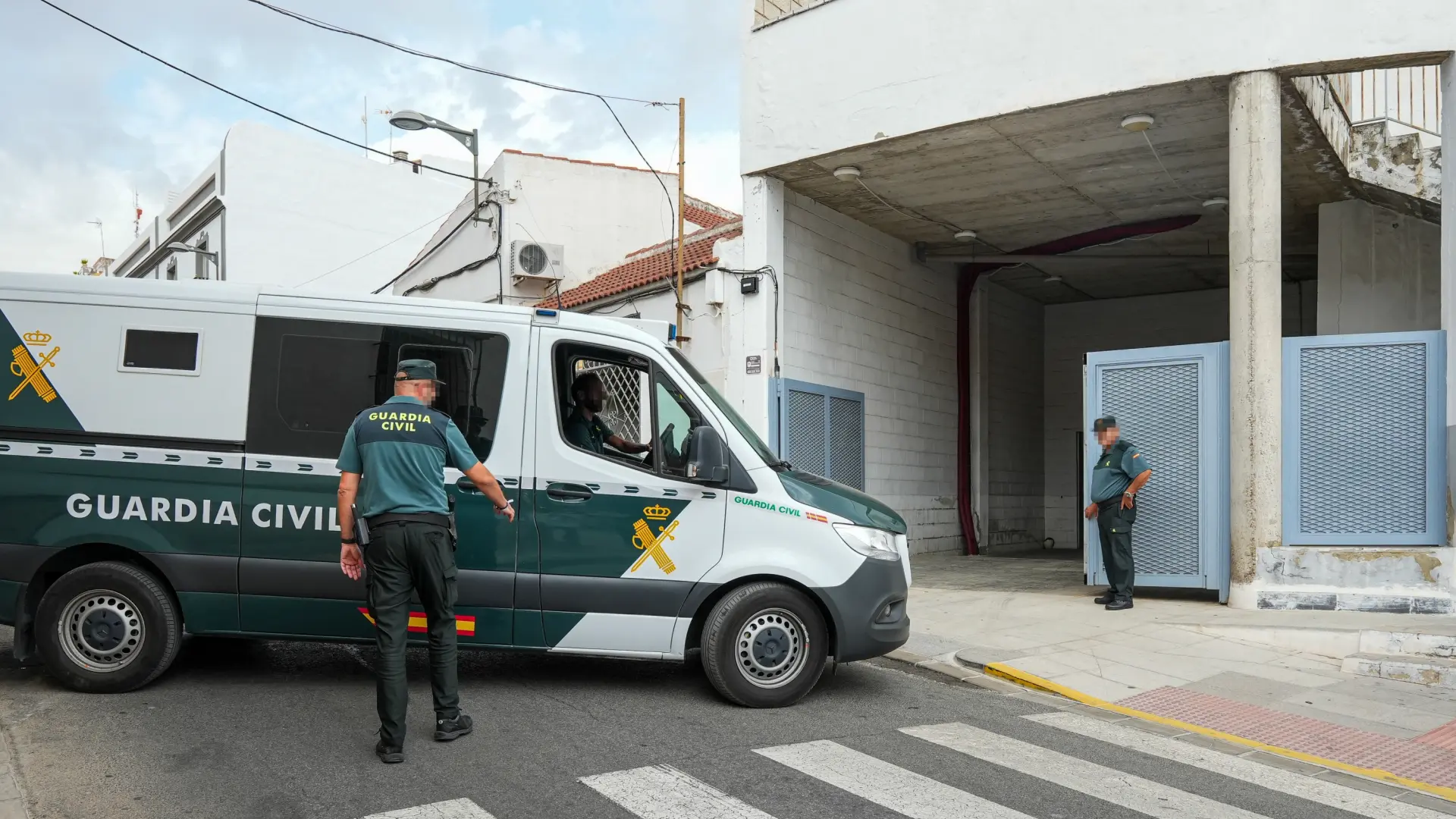 Detenidos tres jóvenes en Torrevieja por atacar a policías cuando atendían a una mujer tras ser agredida