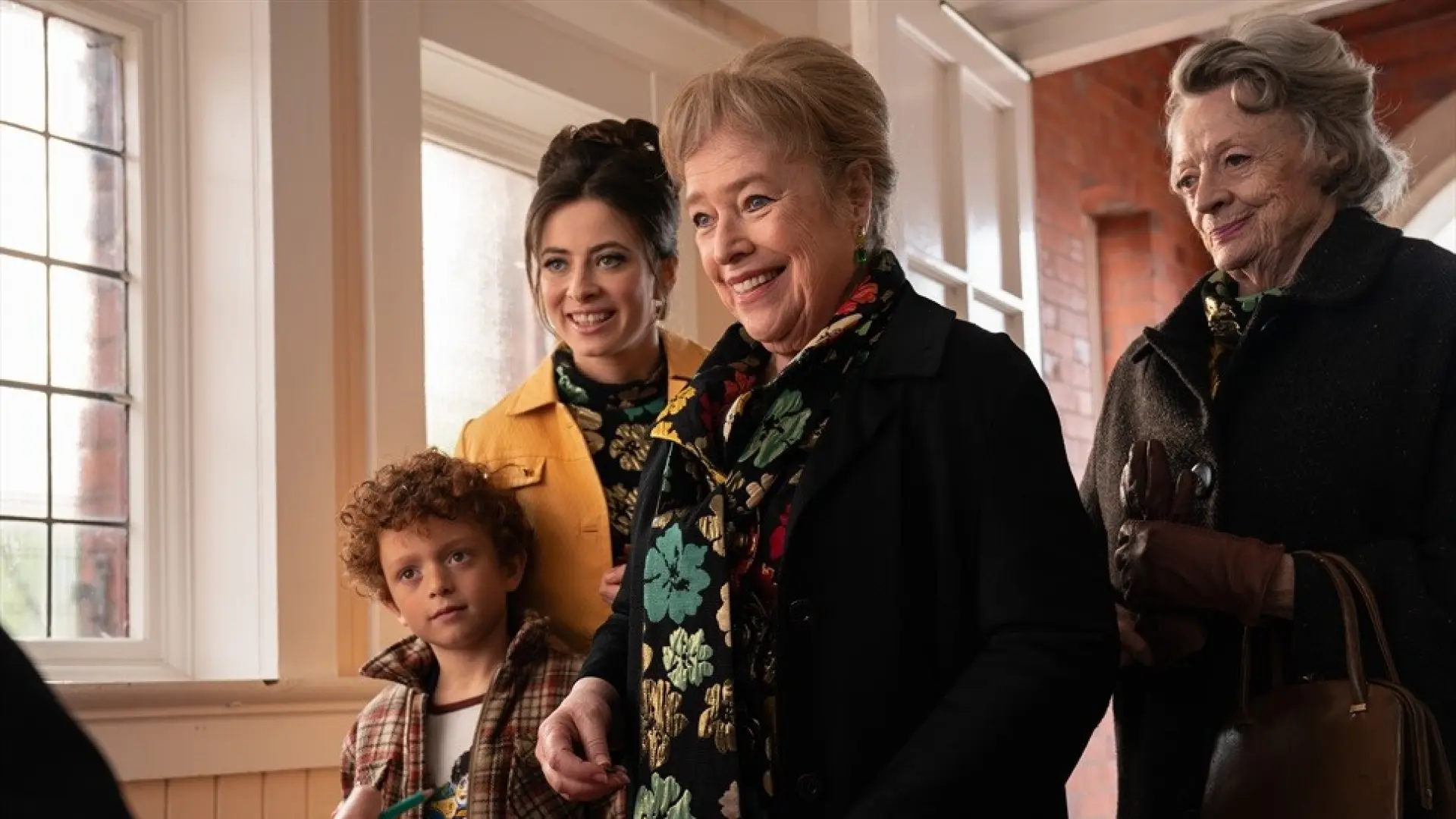 Crítica de 'El club de los milagros': sensible y llena de buenos  sentimientos coloridos