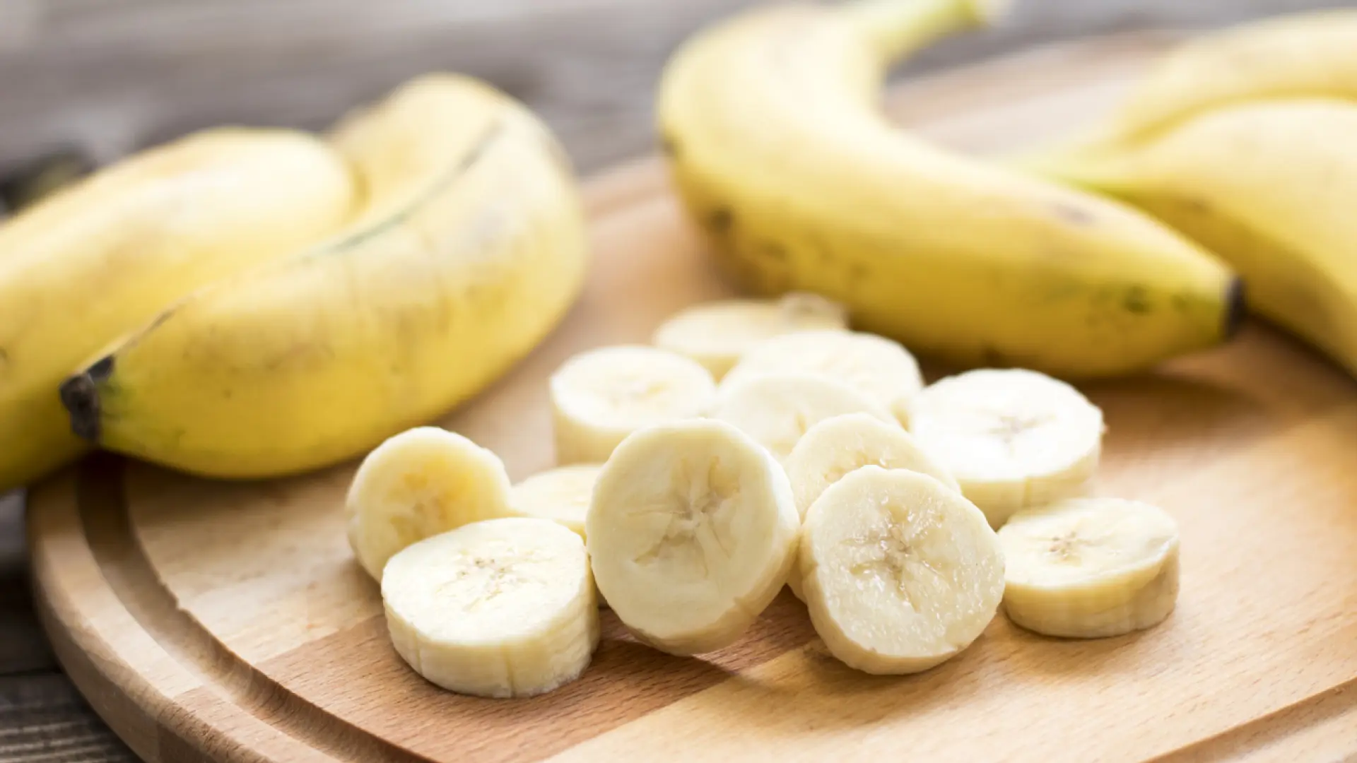 Adiós colesterol: por qué los cardiólogos recomiendan comer un plátano a las 11 de la mañana