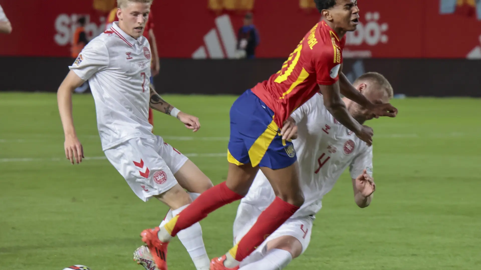 Preocupación por Lamine Yamal: abandonó el campo con molestias y es duda ante Serbia