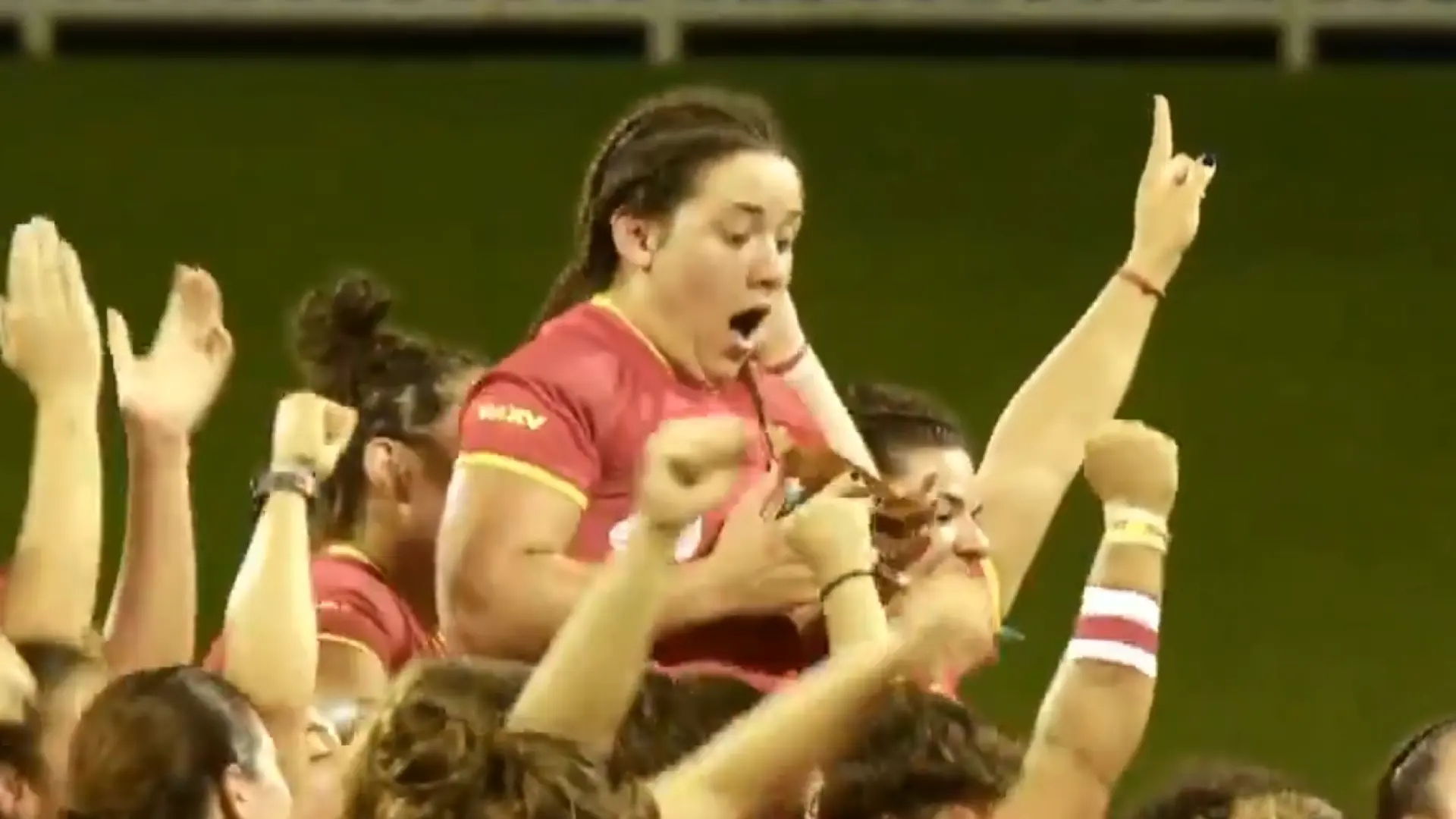 La divertida y viral celebración de la selección femenina de rugby que acabó… ¡con el trofeo destrozado!