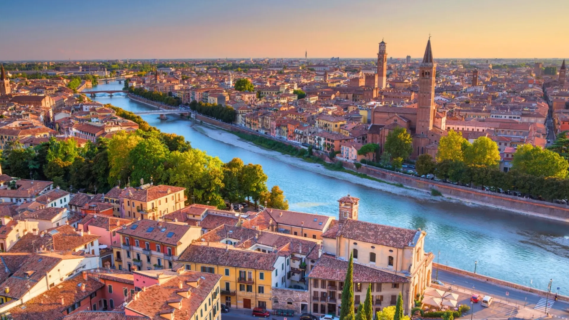 
         Málaga estrenará un nuevo vuelo directo a la ciudad más romántica de Europa 
    