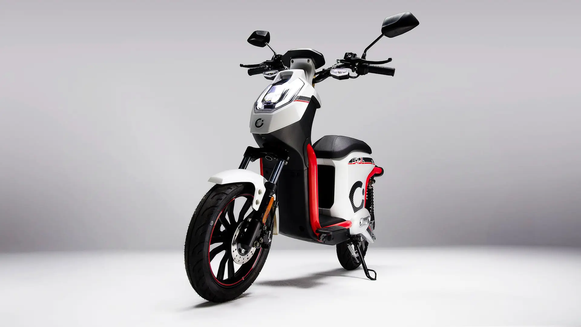 Cecotec vende una moto eléctrica, y la acaba de rebajar a menos de 1.000 euros