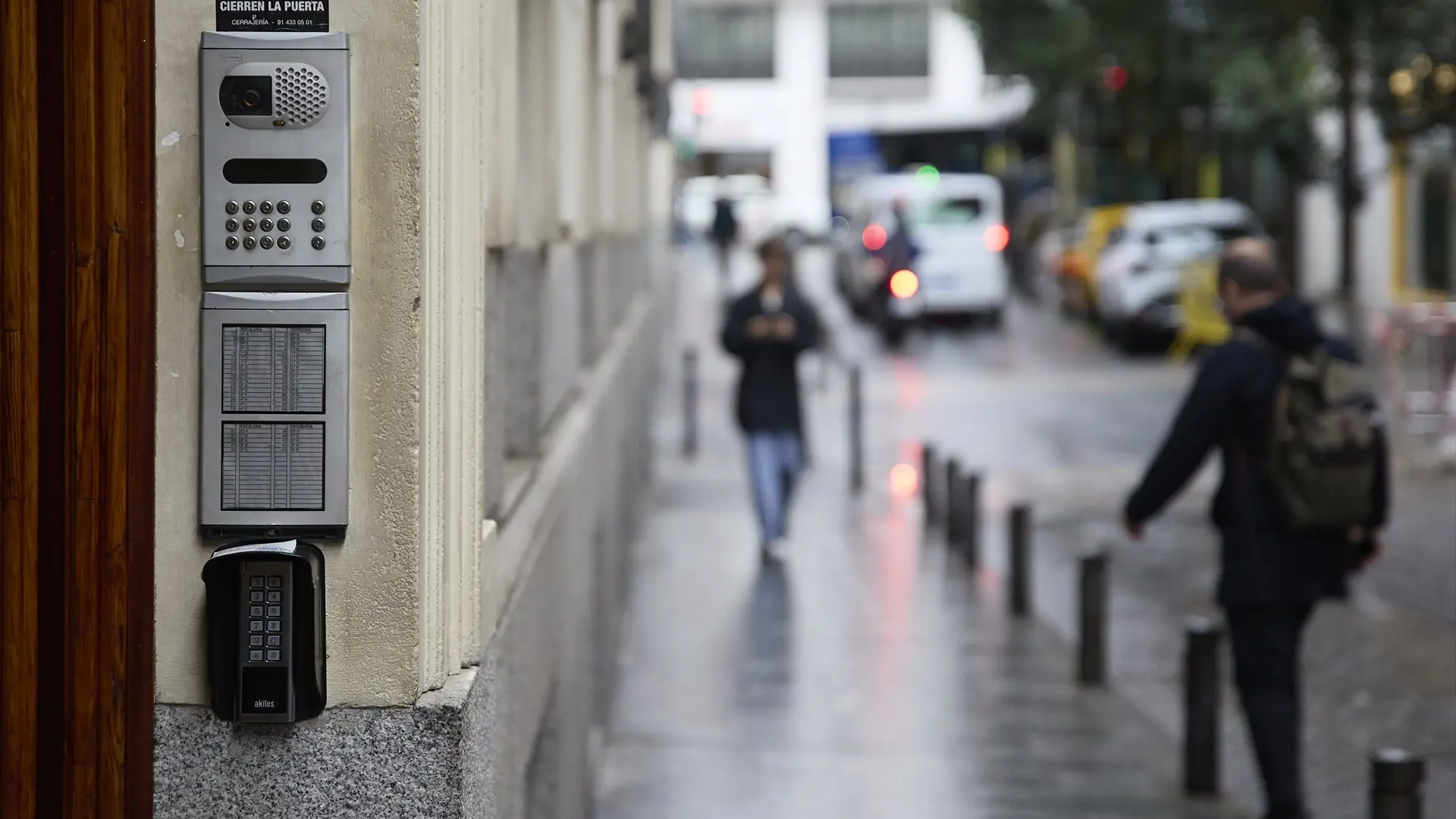 Una comunidad de vecinos se indigna por un bromista que llama al telefonillo de madrugada y resulta ser lo más inesperado