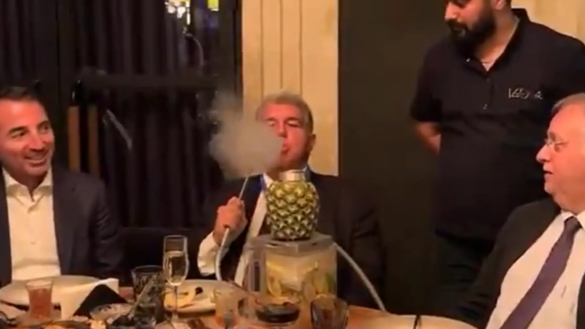 Joan Laporta presume de cachimba en Azerbaiyán: "La mejor shisha del mundo"