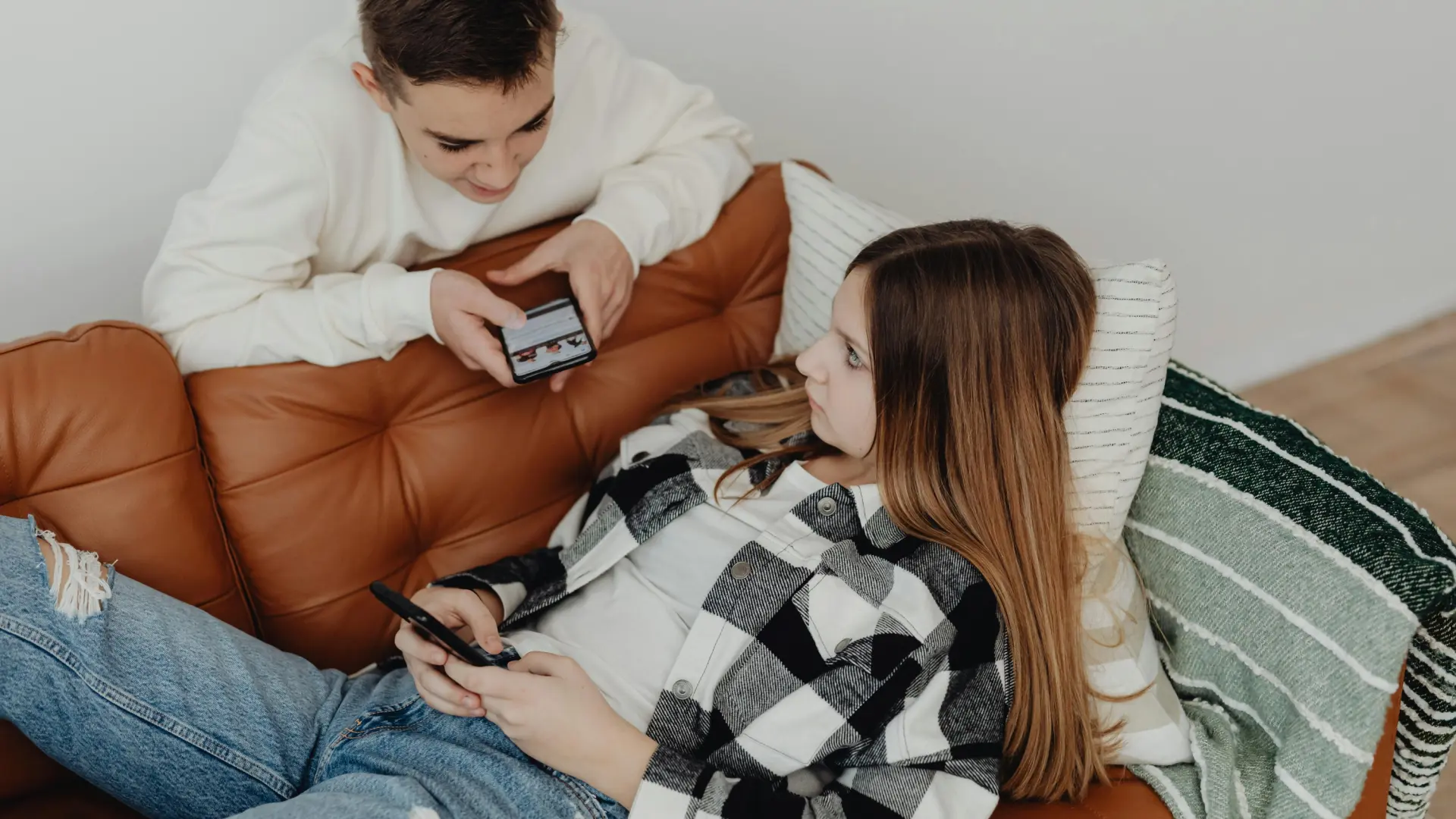 Un estudio sobre adolescentes revela que el 47% de los chicos y el 37% de las chicas ve aceptable revisar el móvil de su pareja