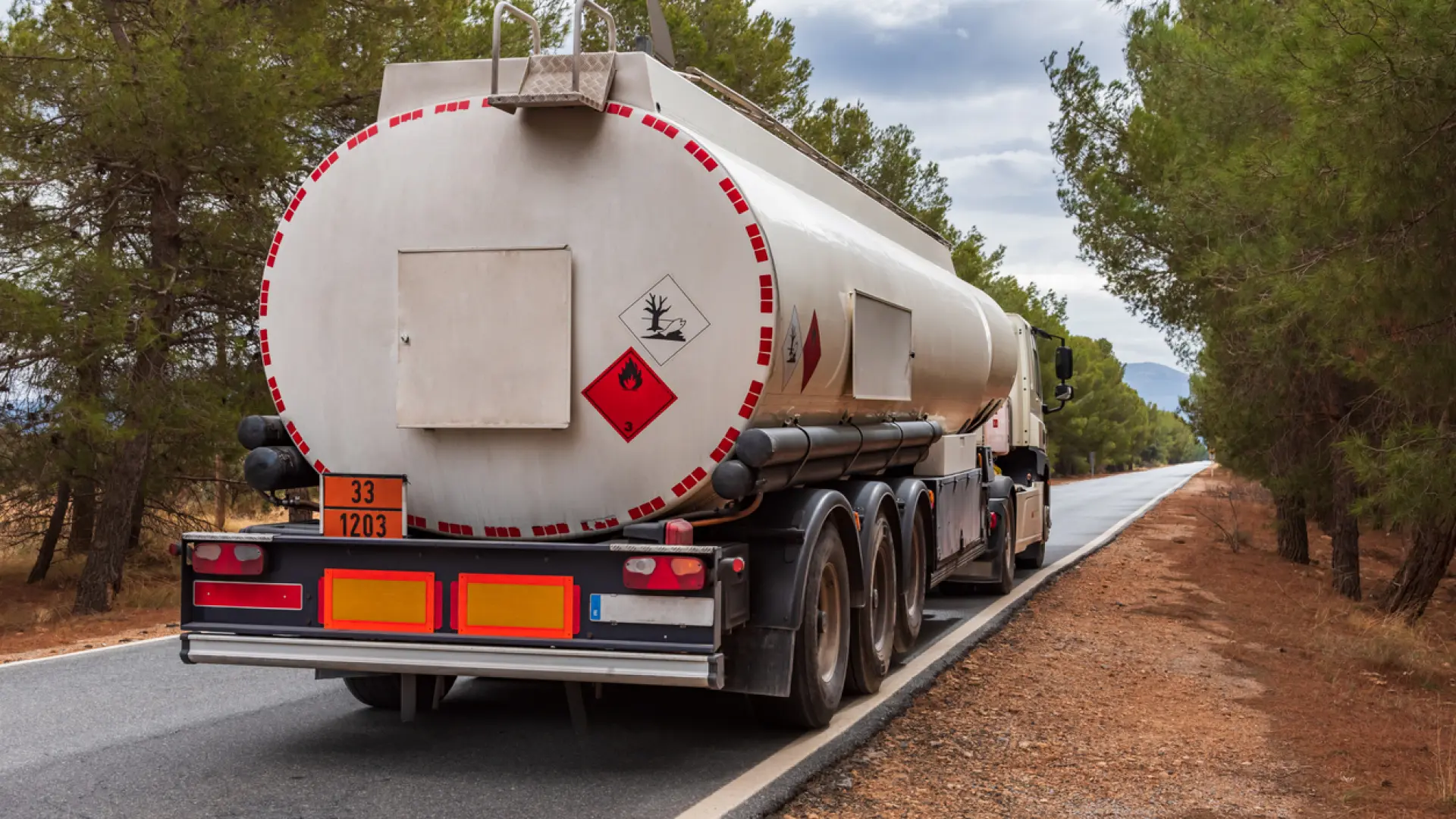 Camión de mercancías peligrosas (ADR) - Autoescuela Carmelo