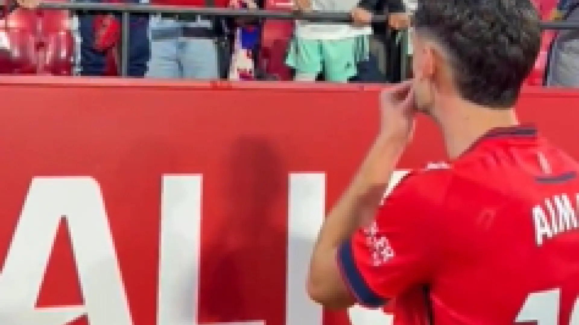 Dos niños de Osasuna se la juegan a 'piedra, papel o tijera' por una camiseta de Aimar Oroz thumbnail