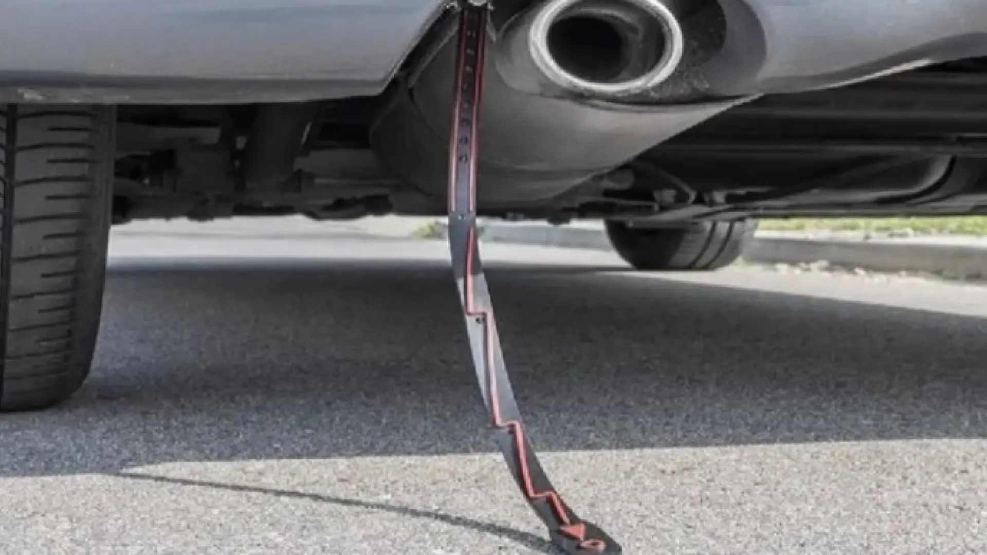 
         ¿Qué es la 'cinta feliz'que llevan algunos coches colgando y por qué ya no se usa tanto? 
    