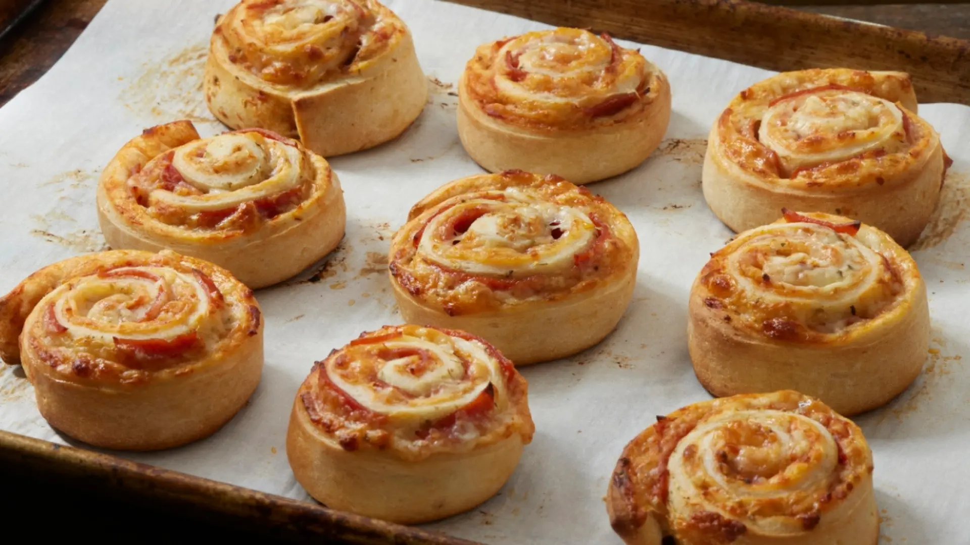 Sorprende a tu familia el día de Reyes con unos canapés enrollados de pesto, mozzarella y tomate seco