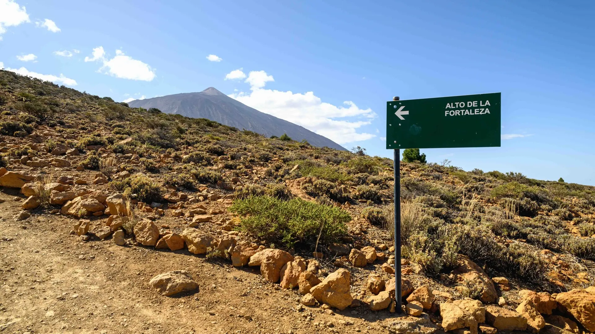 Tenerife impone una "ecotasa" para garantizar la conservación del Teide: estos son los nuevos precios para subir
