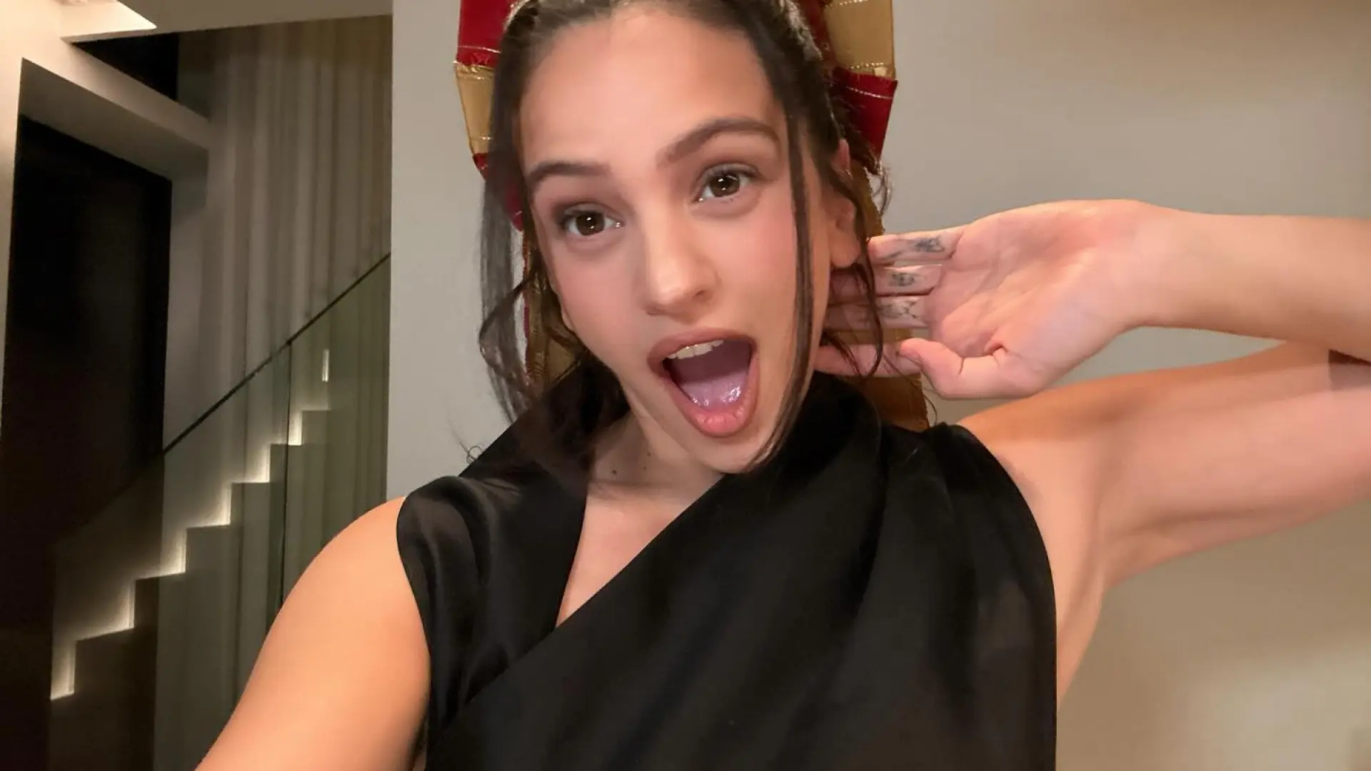 Todo el mundo habla del 'look' de Rosalía pero nadie se ha dado cuenta de su manicura discreta y elegante que triunfará en otoño