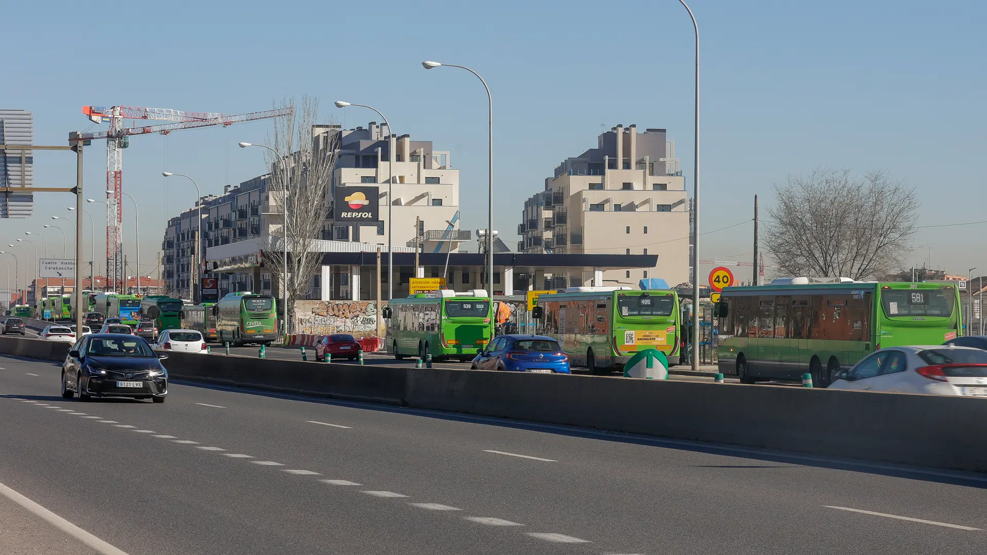 Almeida valora instalar marquesinas y sombras en el intercambiador provisional de la A-5 para evitar golpes de calor