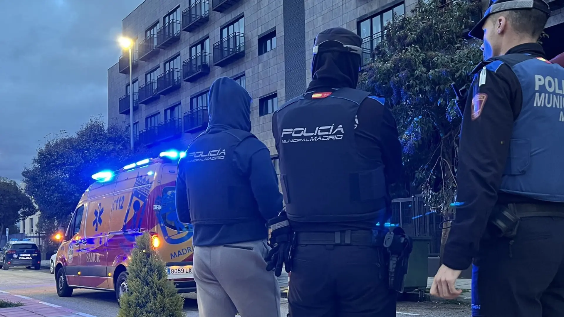 Detenido en San Blas por atrincherarse en un edificio tras atacar con dos cuchillos a varios policías