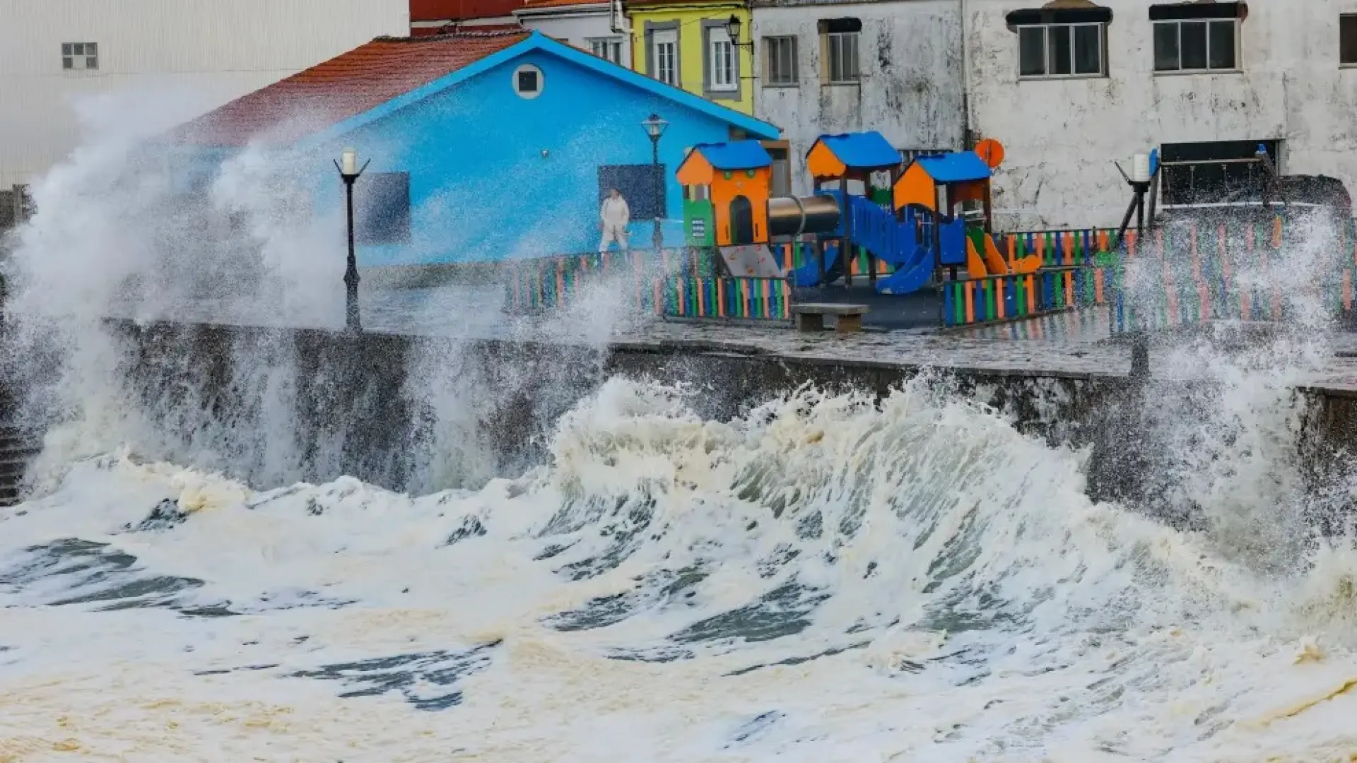 Olas gigantes de hasta dos pisos de altura, vendaval, lluvias... Galicia se prepara ante el huracán Gabrielle