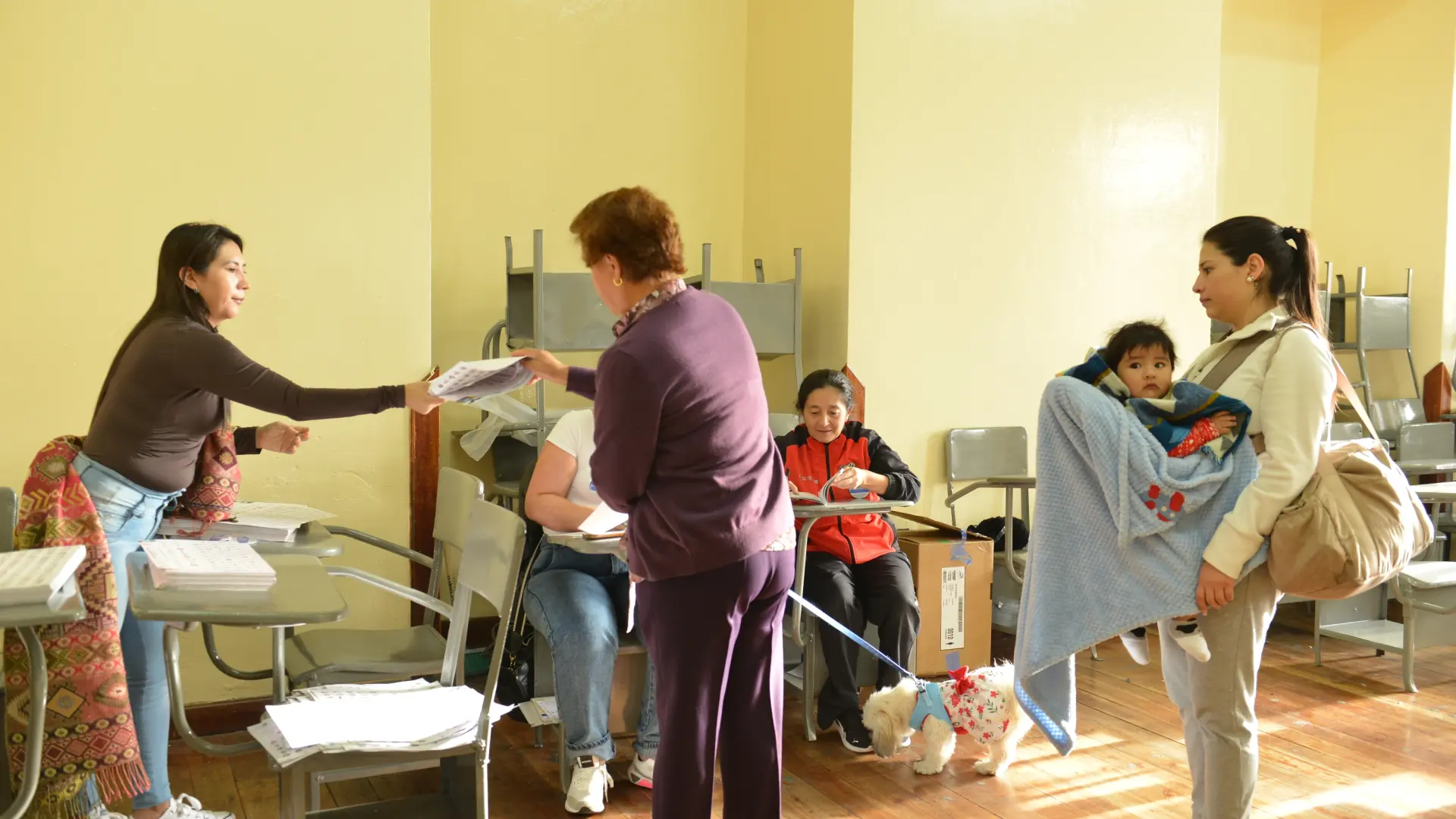 
         Detienen a 64 personas por presunto fraude y falso sufragio en las elecciones de Ecuador 
    