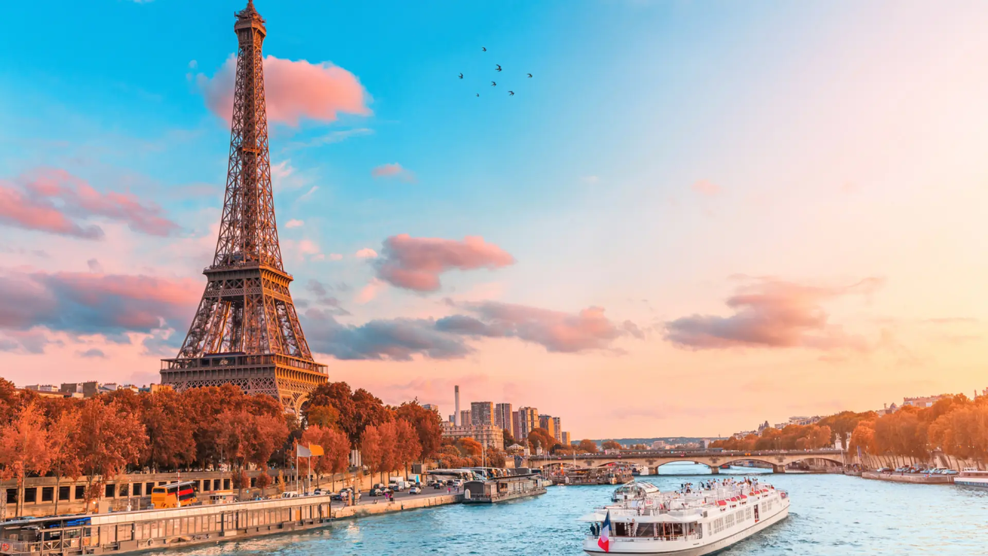 Vistas irrepetibles y más de mil euros de factura: un joven muestra cuánto cuesta comer en la Torre Eiffel