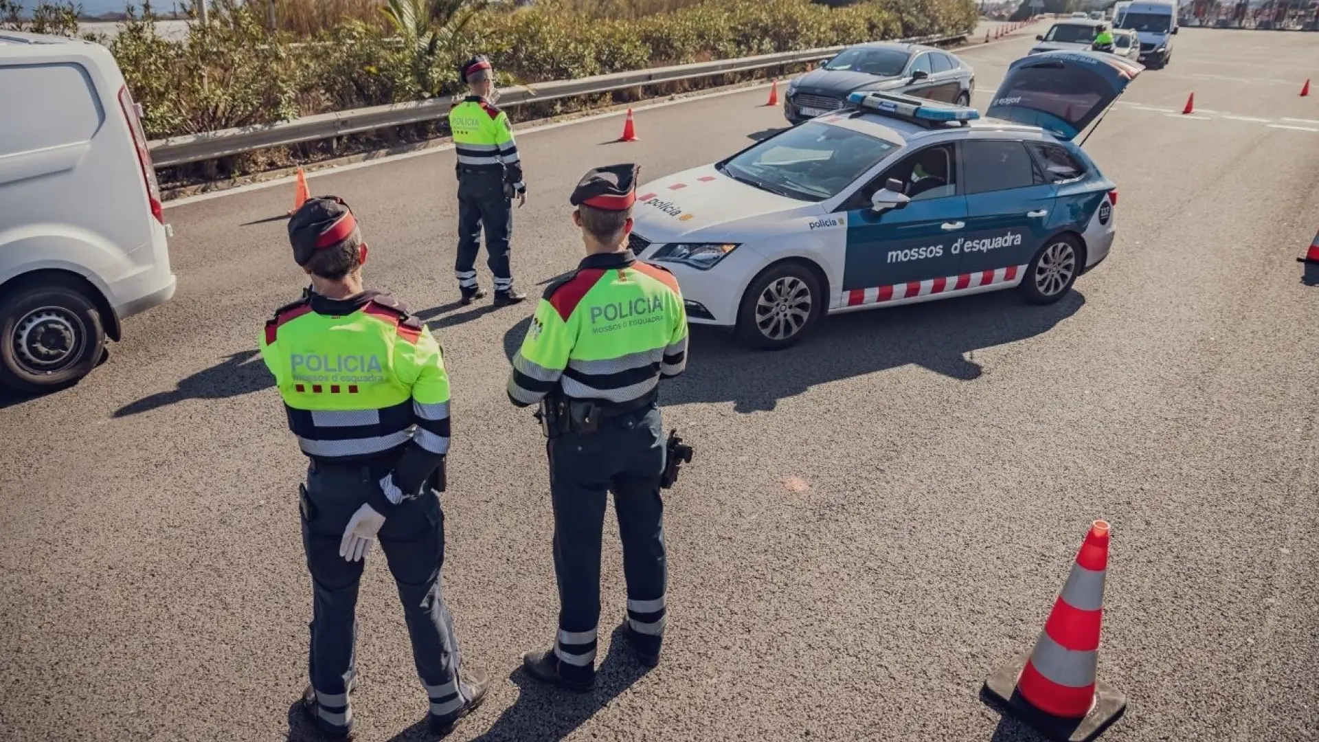La surrealista situación que se encontraron los Mossos al parar un coche tras observar que la copiloto pasó a ser la conductora