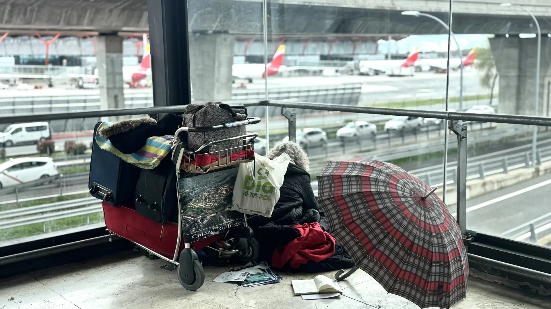 Aena insta al Ayuntamiento de Madrid a responsabilizarse de las personas sin hogar que pernoctaban en Barajas thumbnail