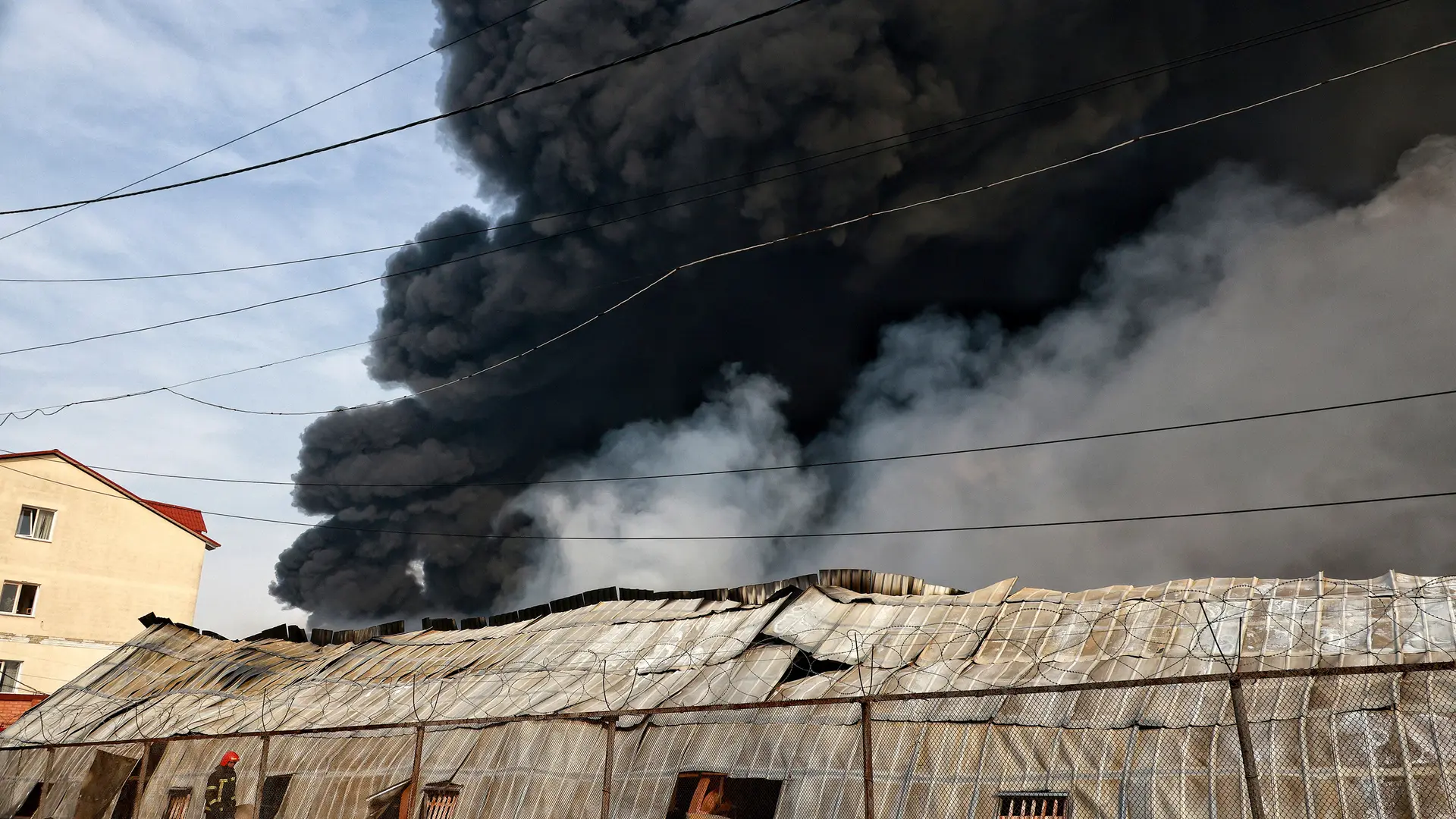 
         Al menos tres muertos en un nuevo ataque ruso contra el puerto ucraniano de Odesa 
    
