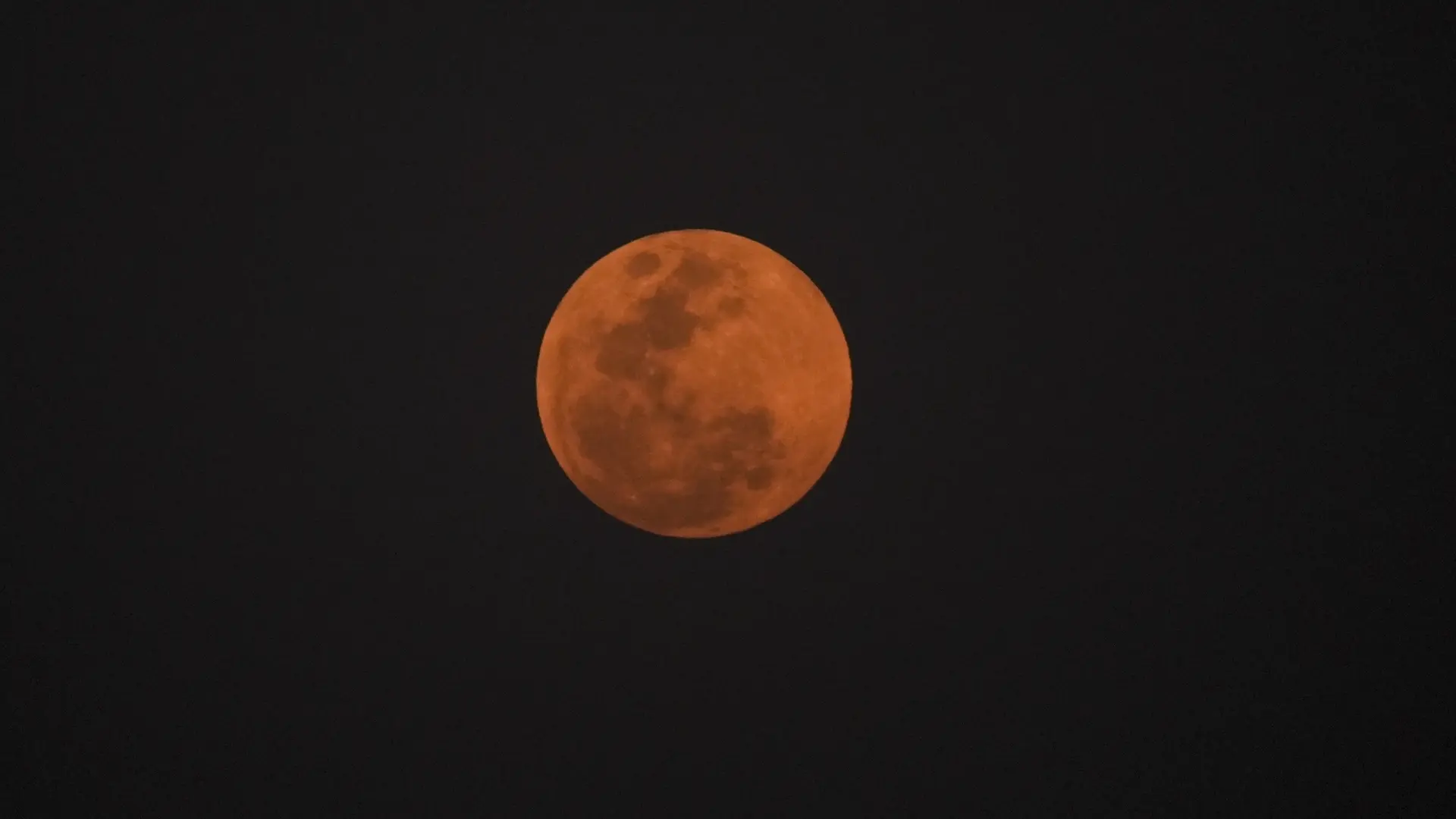 Llega un eclipse lunar total a España: cuándo y dónde ver la luna de sangre de septiembre
