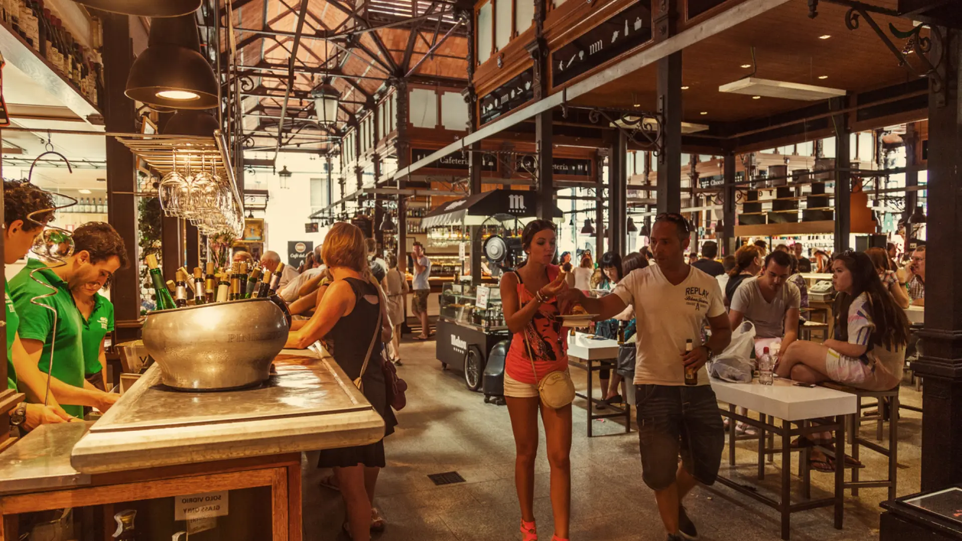 
         Los Brenninkmeijer: la discreta familia que acaba de comprar el famoso Mercado de San Miguel en Madrid 
    
