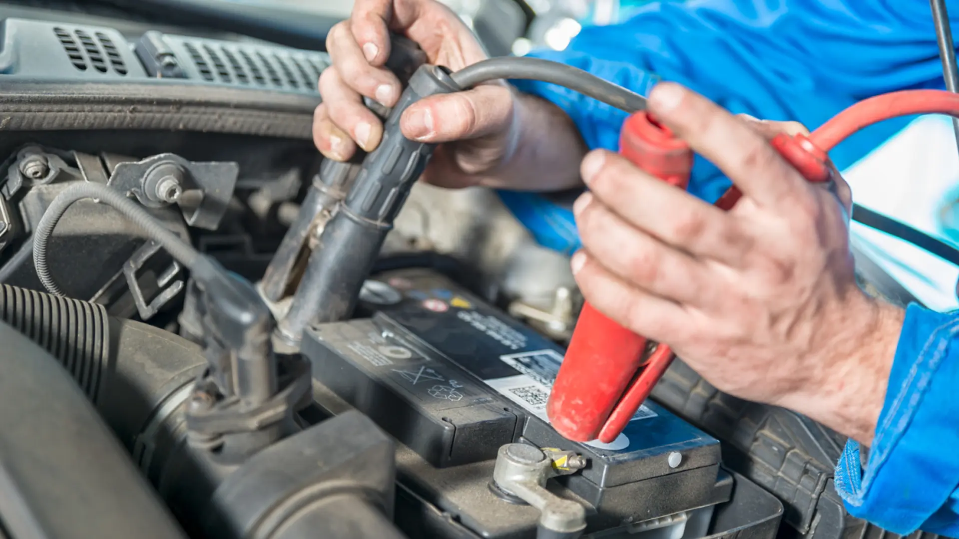Qué cable debe ir primero cuando cargas la batería del coche con las pinzas: este es el orden correcto