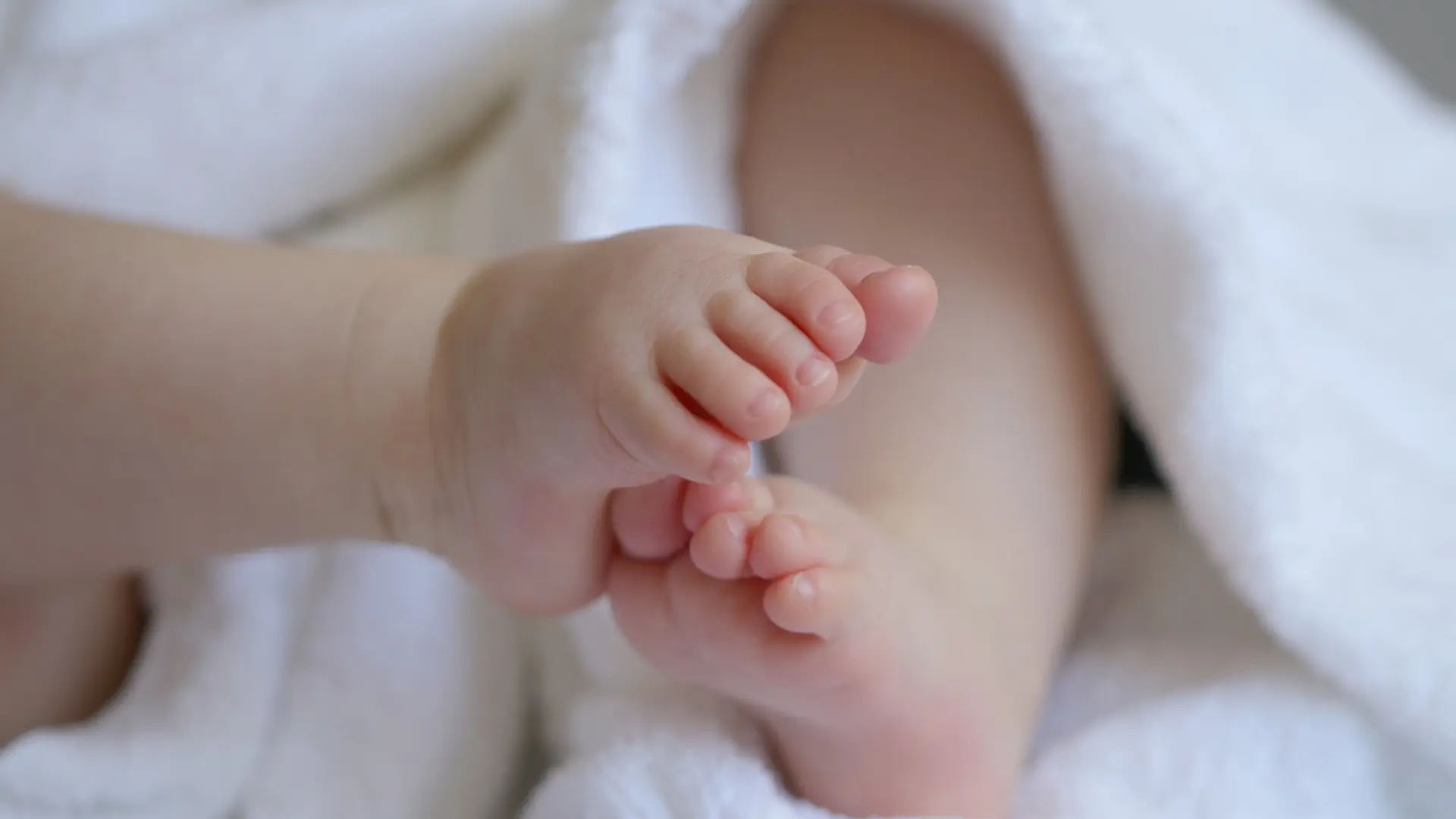 Esto es lo que hay que hacer si los dedos de tu hijo se montan, según una podóloga infantil