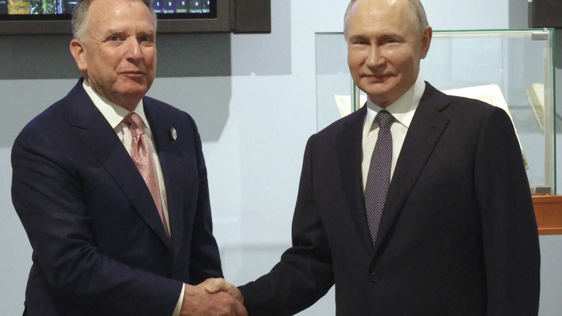 
         El enviado de EEUU a Moscú augura "oportunidades comerciales" con Rusia en el acuerdo de paz con Ucrania 
    